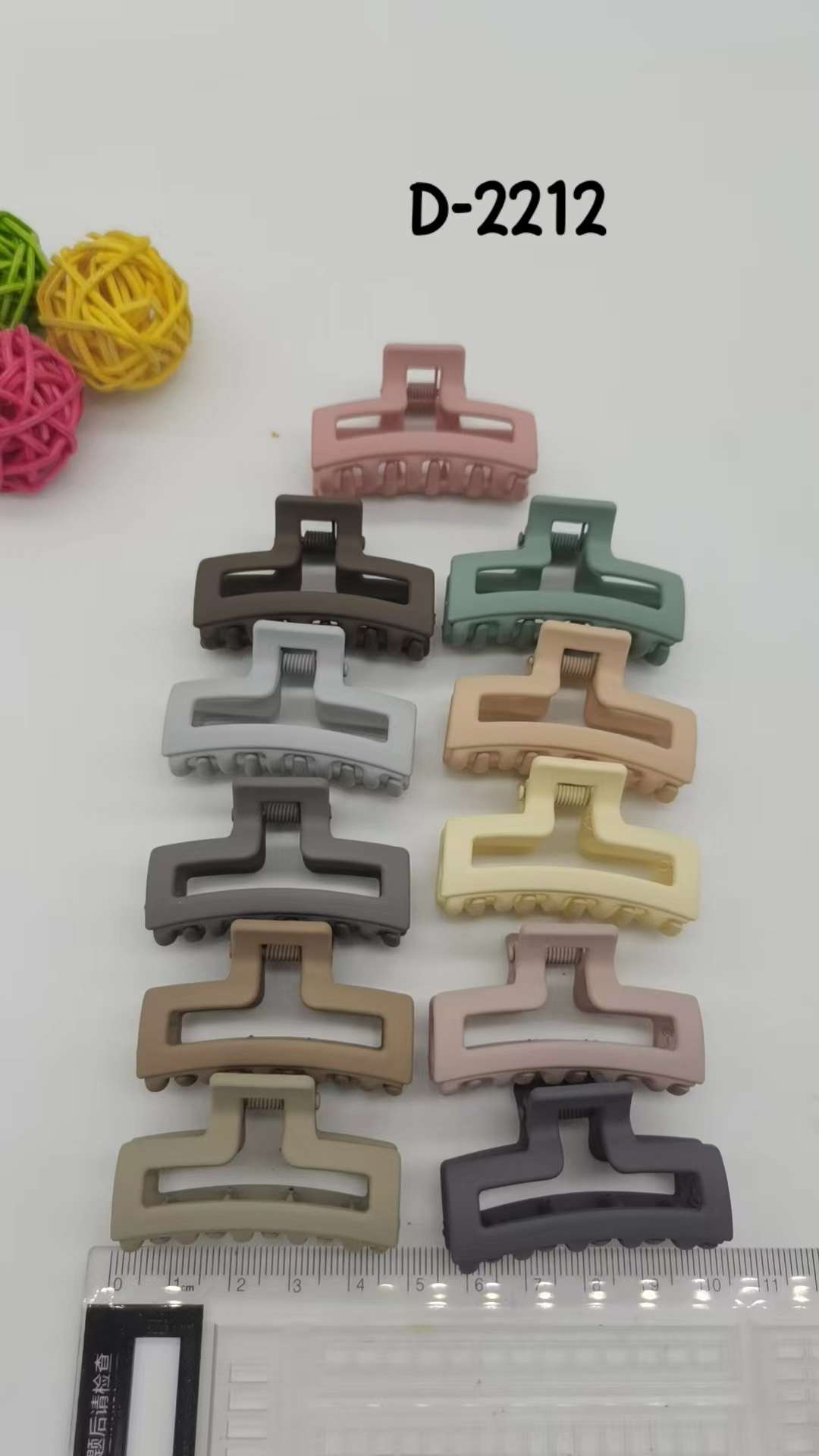 A variety of new small and medium-sized claw plate hair clips and gripper tips in the Korean InS-style elastic paint