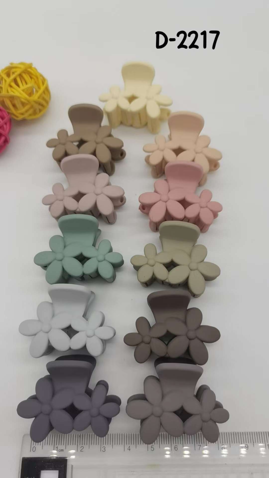 A variety of new small and medium-sized claw plate hair clips and gripper tips in the Korean InS-style elastic paint detail image 3