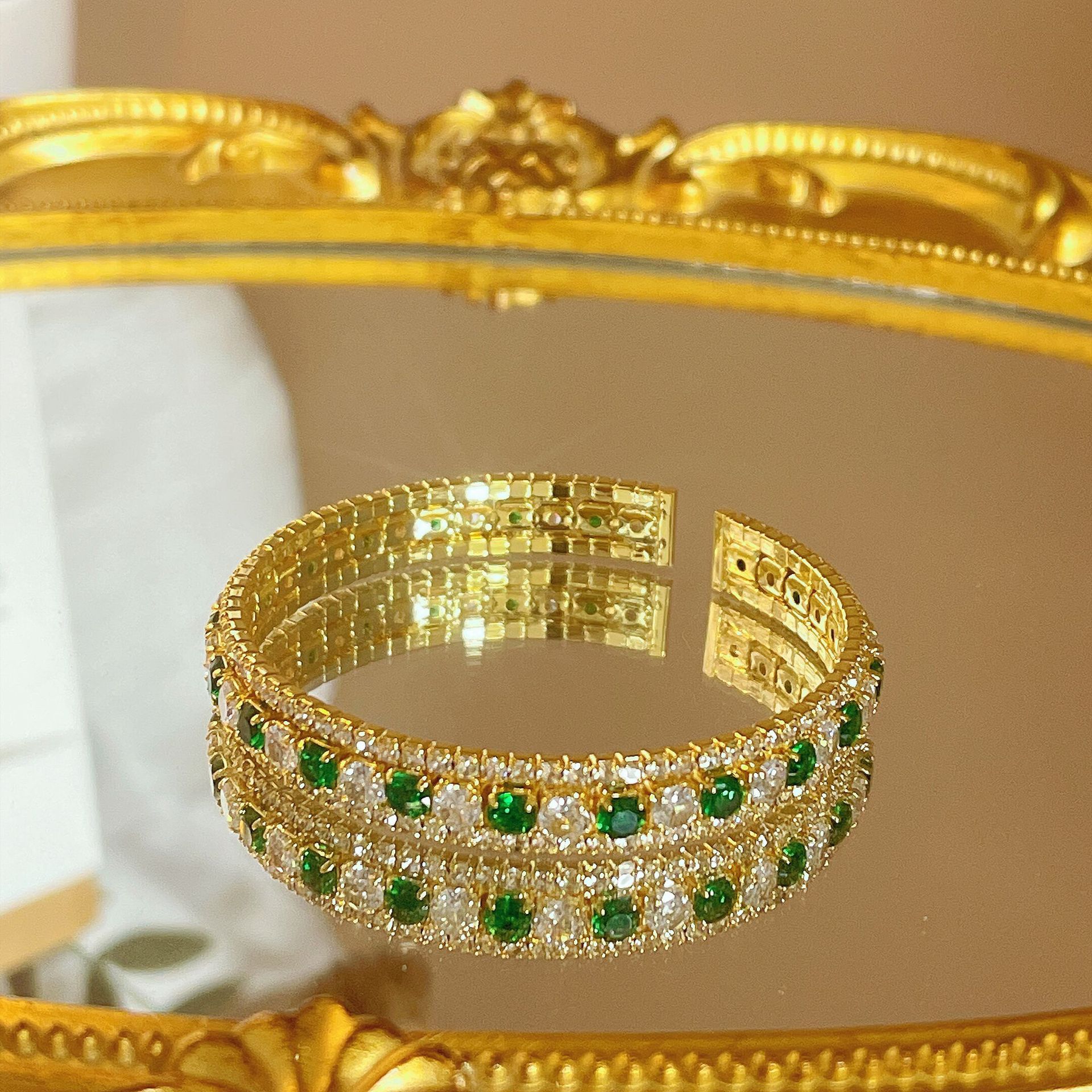 أكمام أزياء مع سوار معكوكة Item Picture