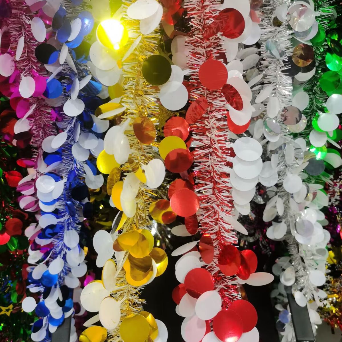 New 2 Meters Long Disc Pendant Color Strip Edge Christmas Snow Strip Scene Layout Decoration Color Strip Ribbon Application Scenario