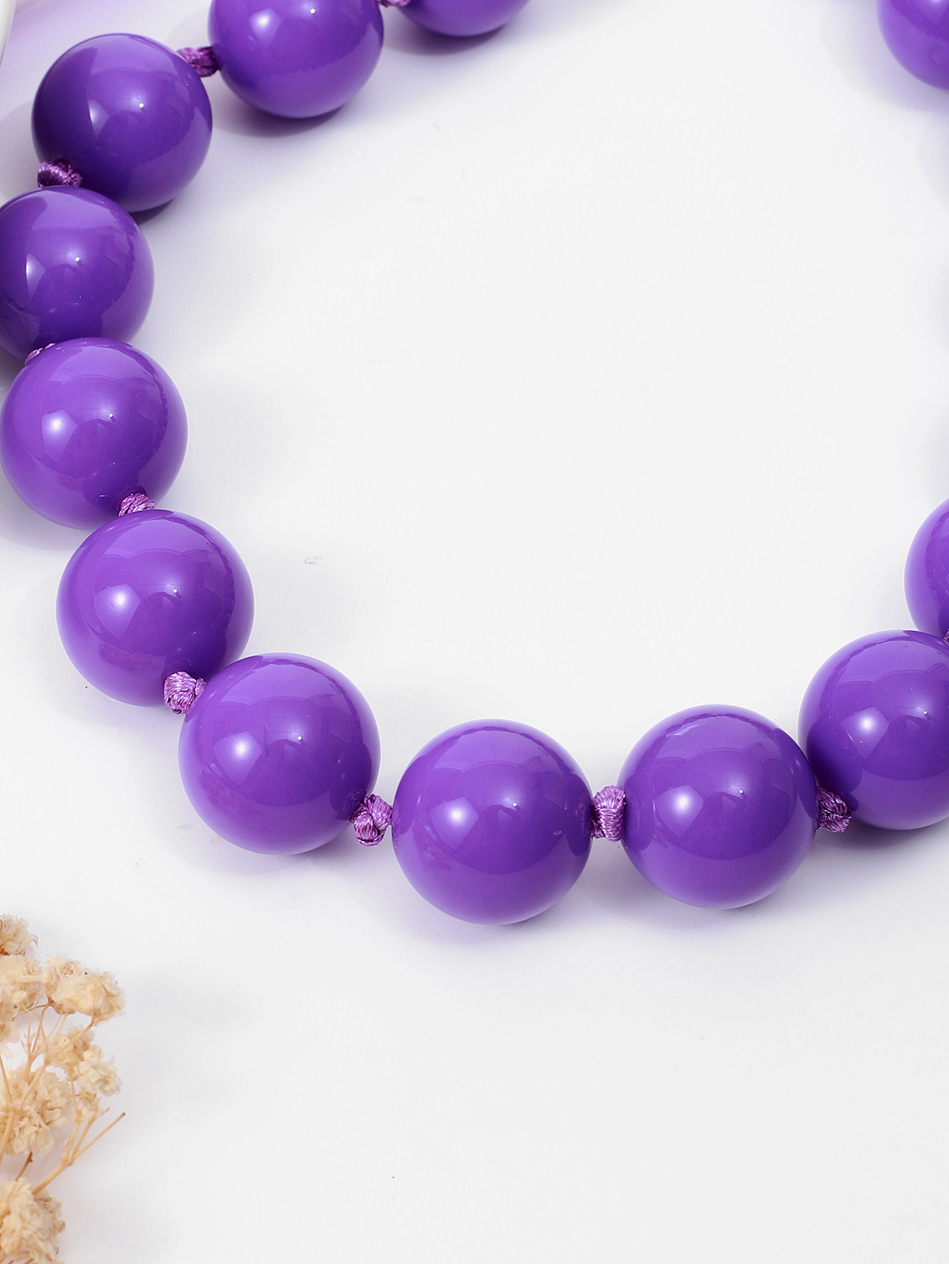 New style jewelry: European and American fashionable acrylic beaded necklace, resin purple fresh beaded personalized collarbone chain Specification image