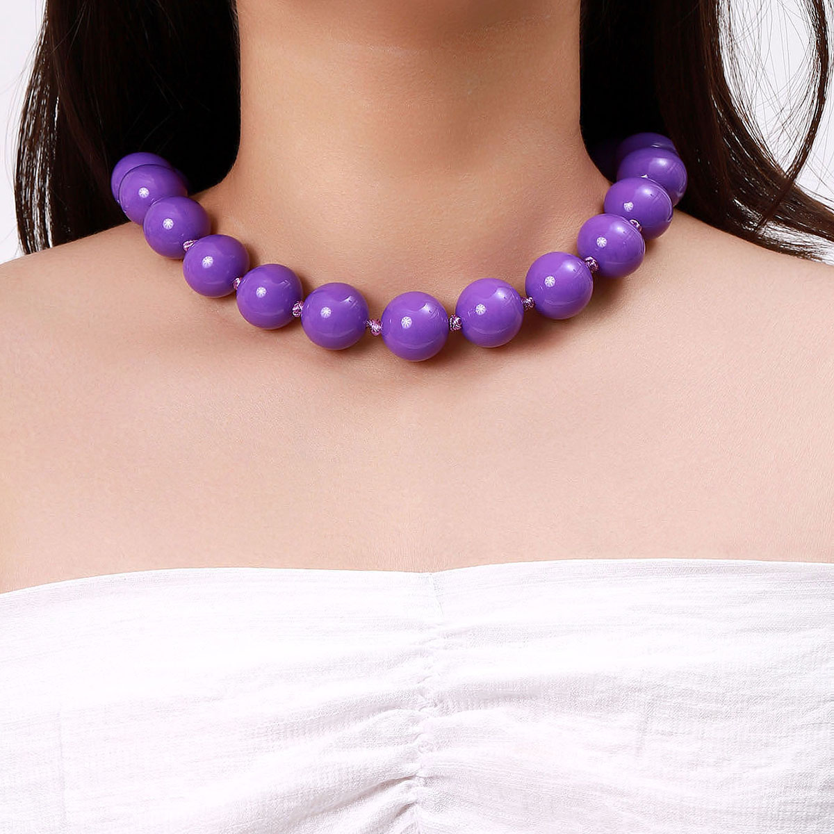 New style jewelry: European and American fashionable acrylic beaded necklace, resin purple fresh beaded personalized collarbone chain Application Scenario