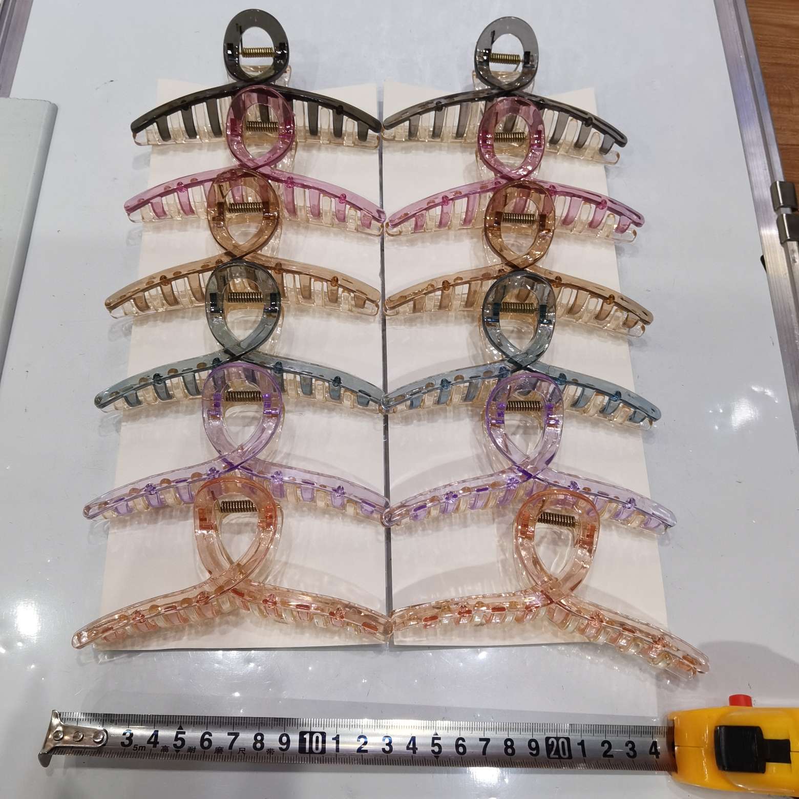 13 cm two-color trendy hair clip Application Scenario
