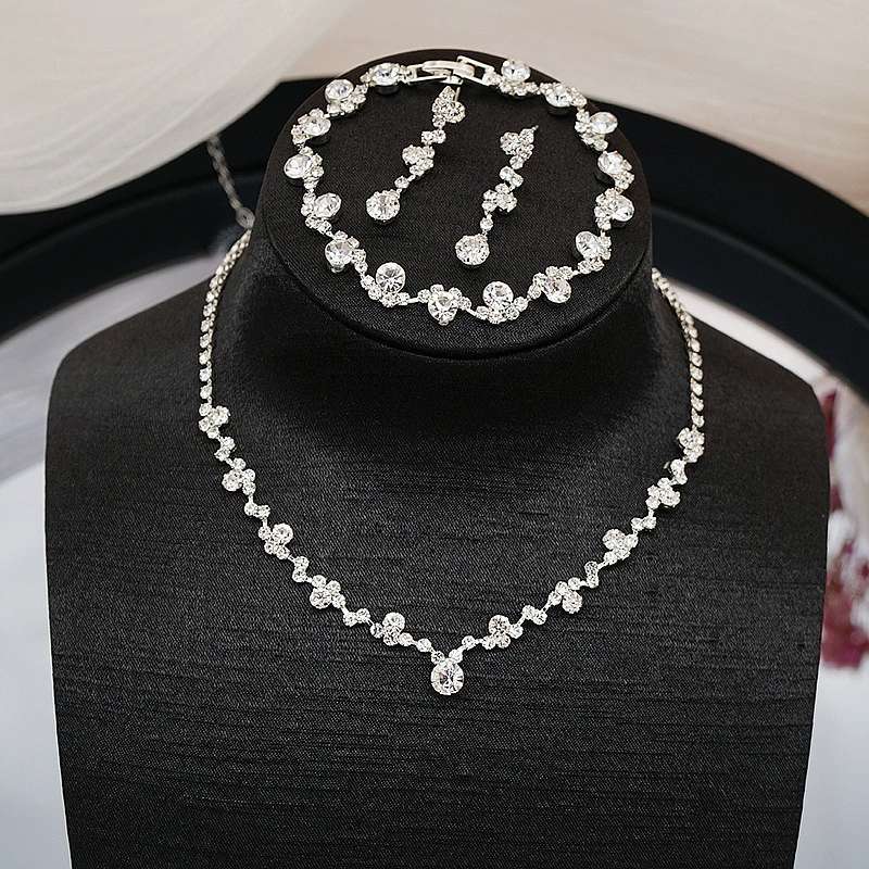Cross-border best-selling exquisite claw chain necklace, earrings, bracelet set, three-piece set, full diamond collarbone chain, evening dress accessories detail image 5