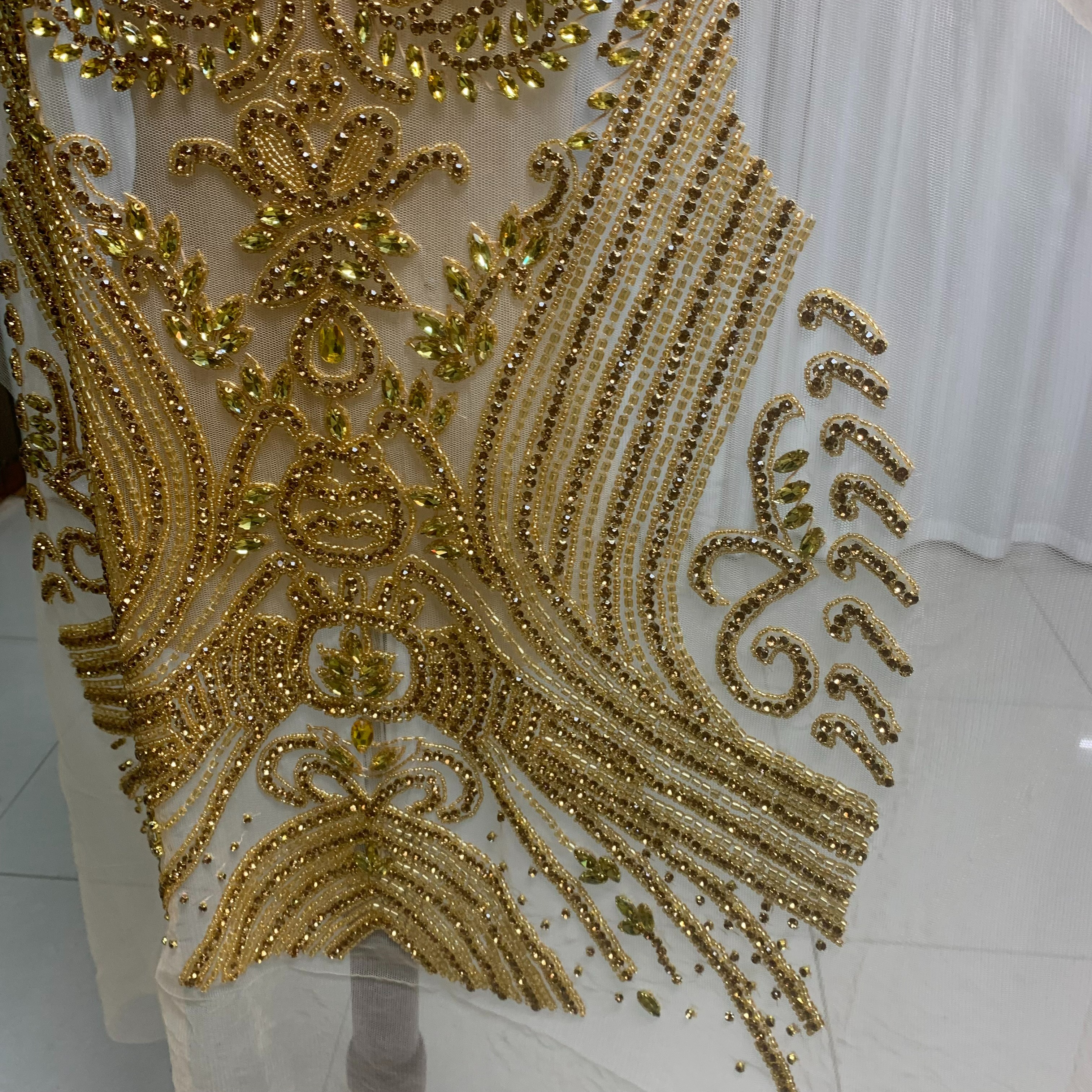 DIY hand-beaded wedding dress with deep V-neck decals and water diamonds pic 11