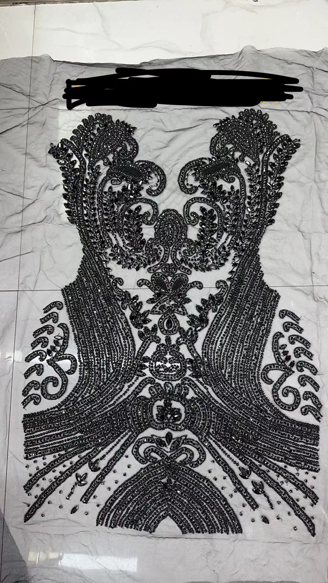 DIY hand-beaded wedding dress with deep V-neck decals and water diamonds pic 8