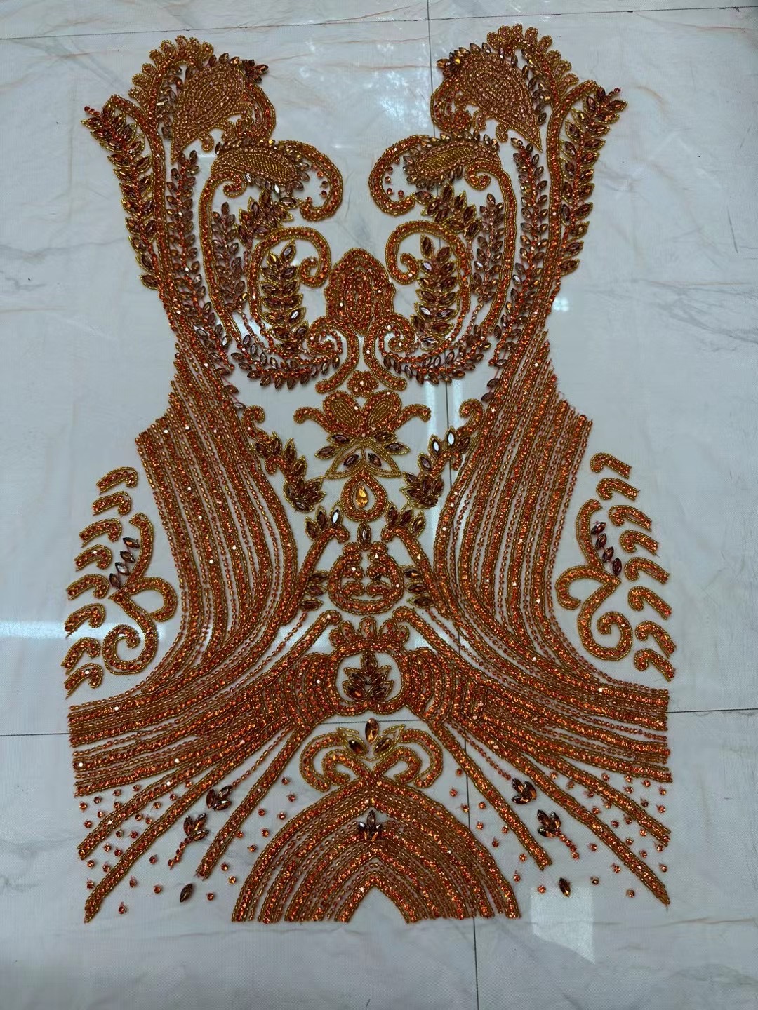 DIY hand-beaded wedding dress with deep V-neck decals and water diamonds details Picture