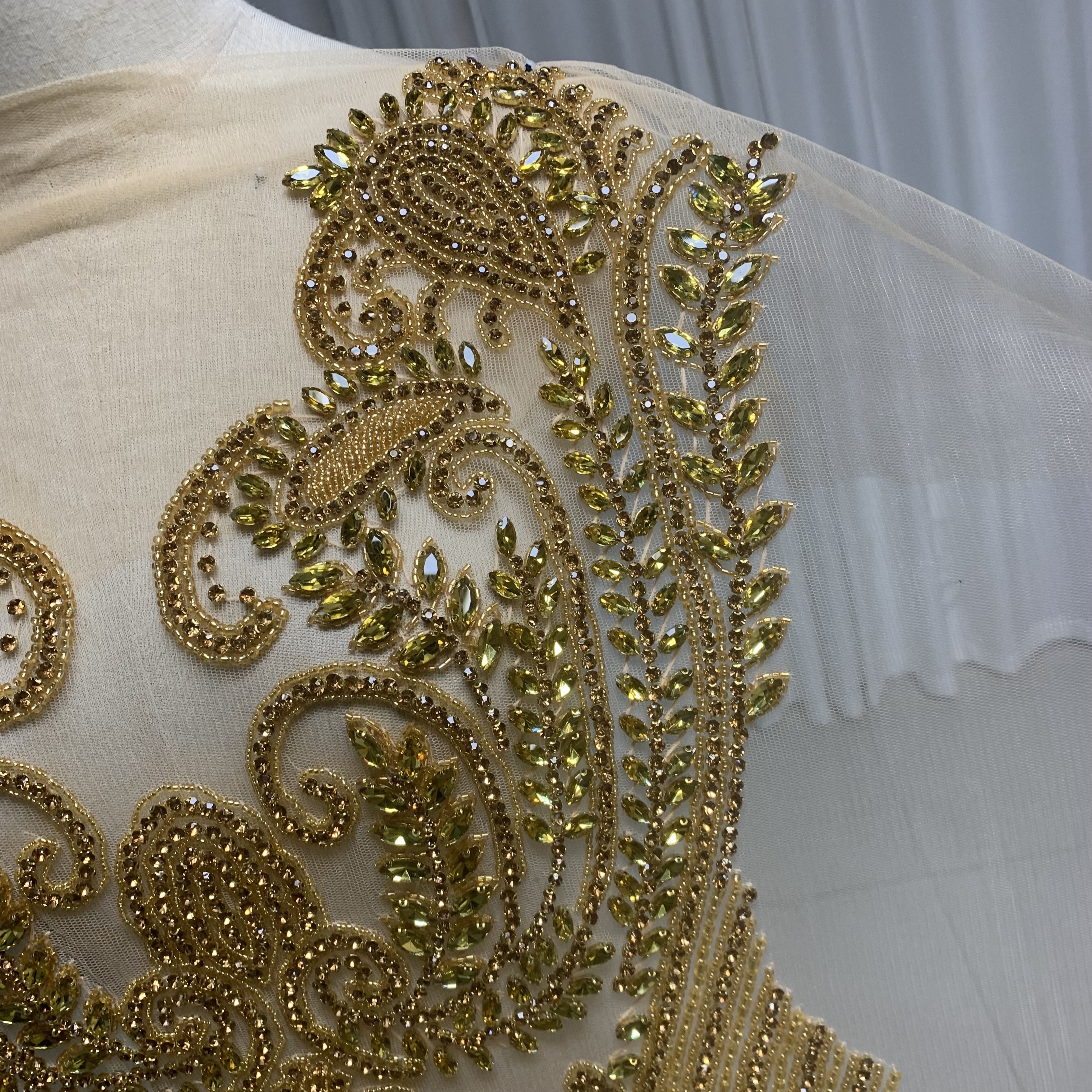 DIY hand-beaded wedding dress with deep V-neck decals and water diamonds pic 10