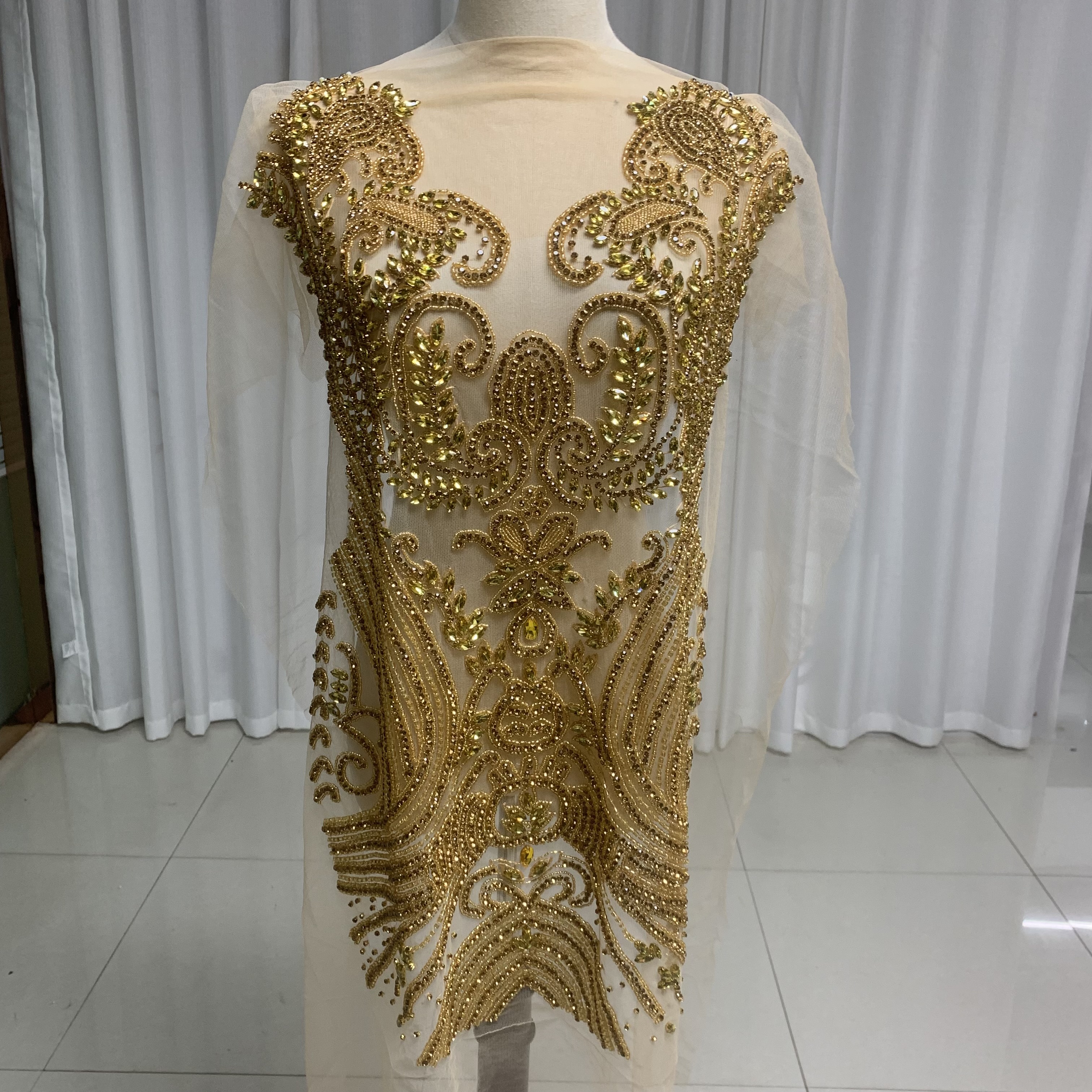 DIY hand-beaded wedding dress with deep V-neck decals and water diamonds pic 9