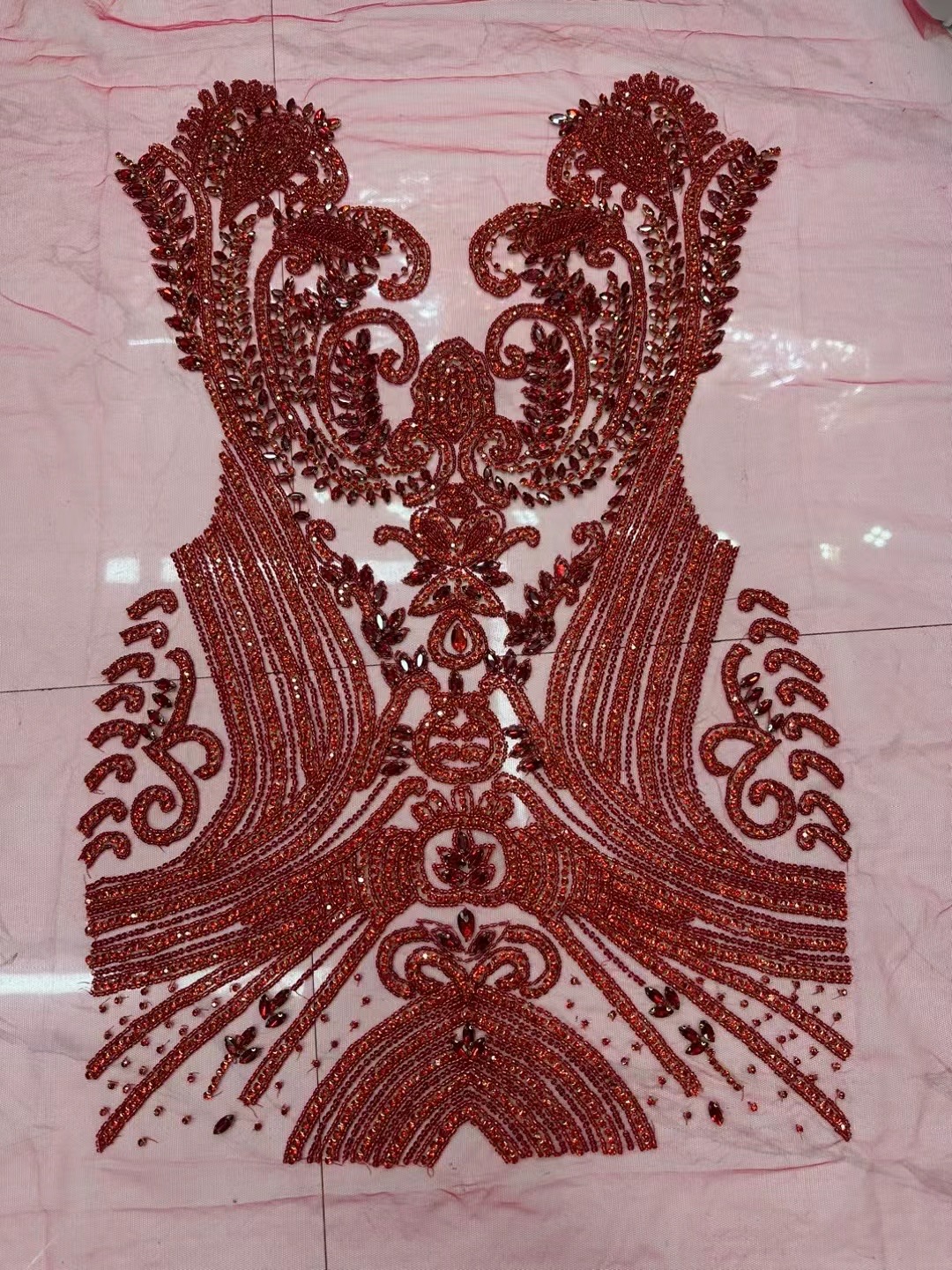 DIY hand-beaded wedding dress with deep V-neck decals and water diamonds pic 1