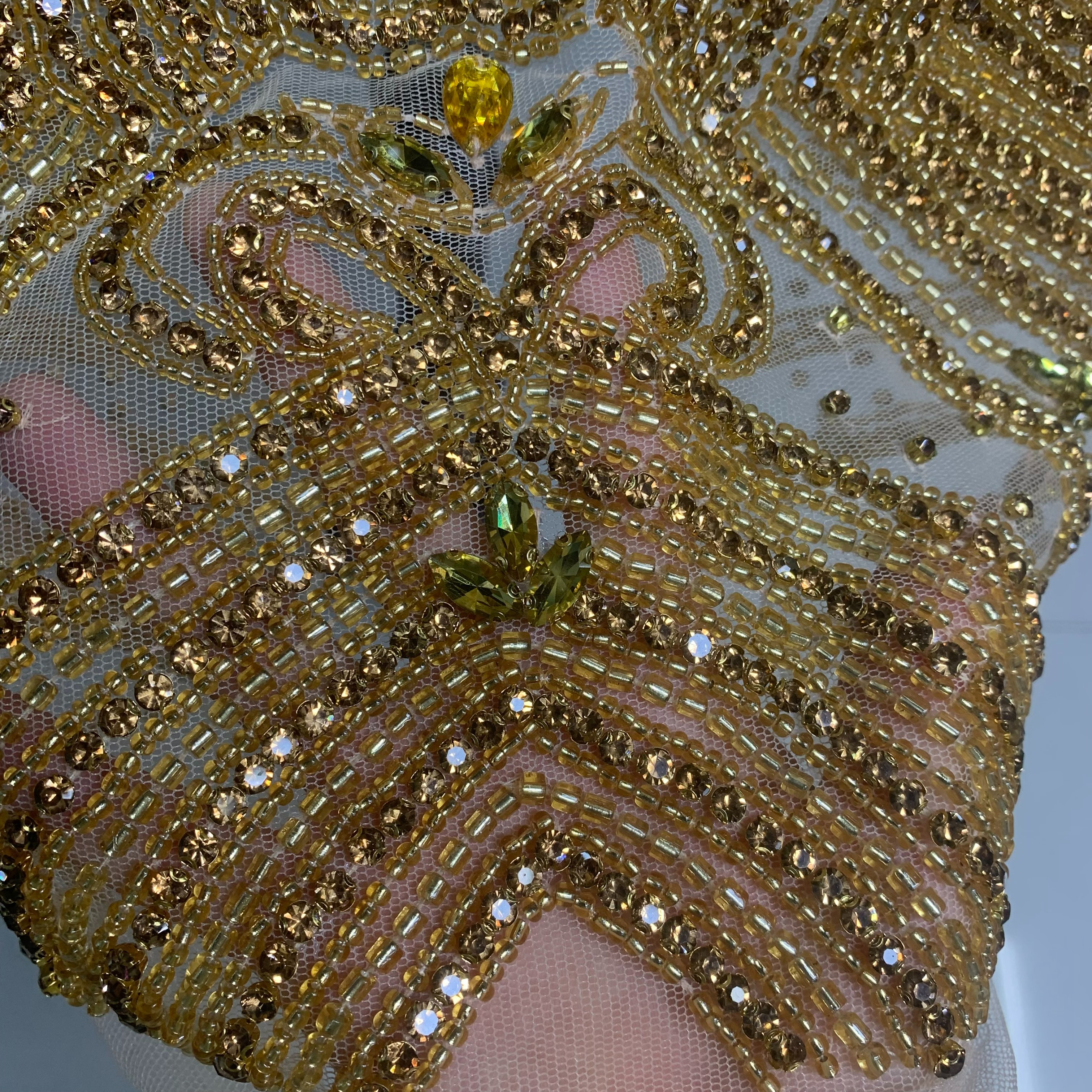 DIY hand-beaded wedding dress with deep V-neck decals and water diamonds pic 12
