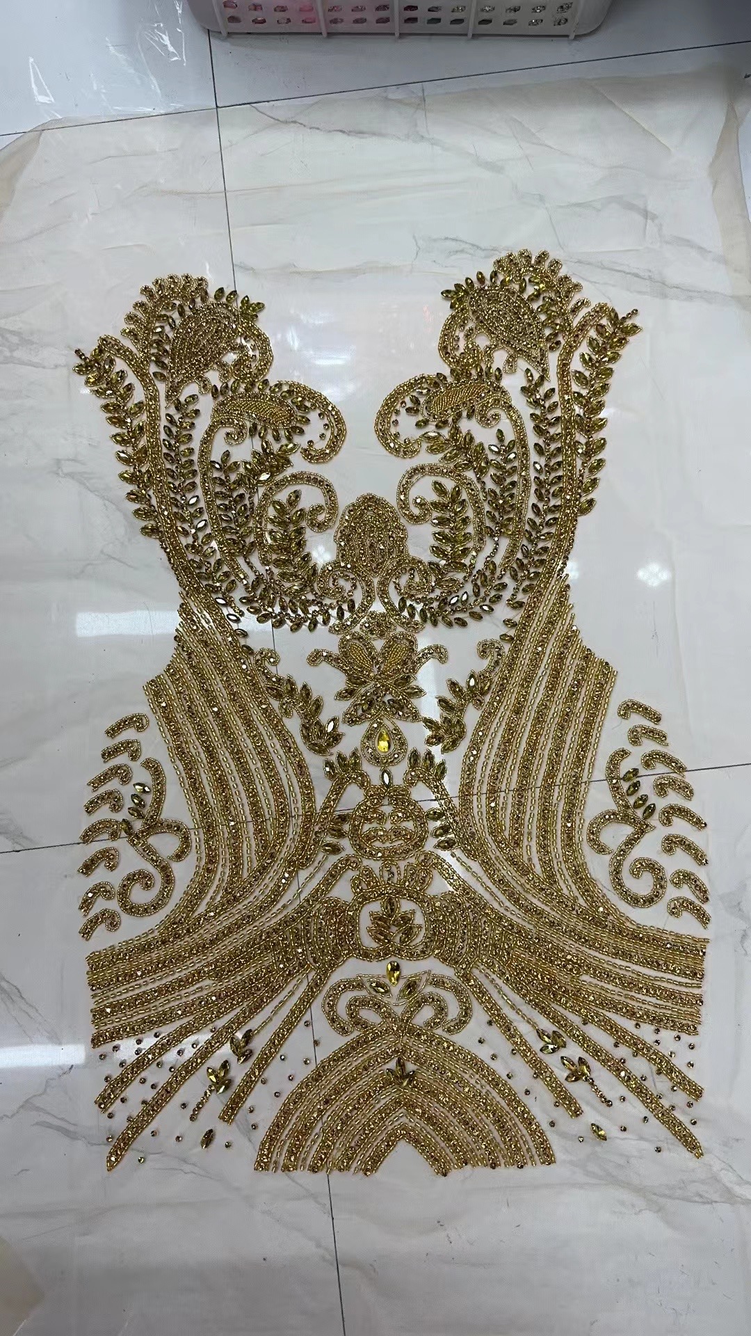 DIY hand-beaded wedding dress with deep V-neck decals and water diamonds Application Scenario