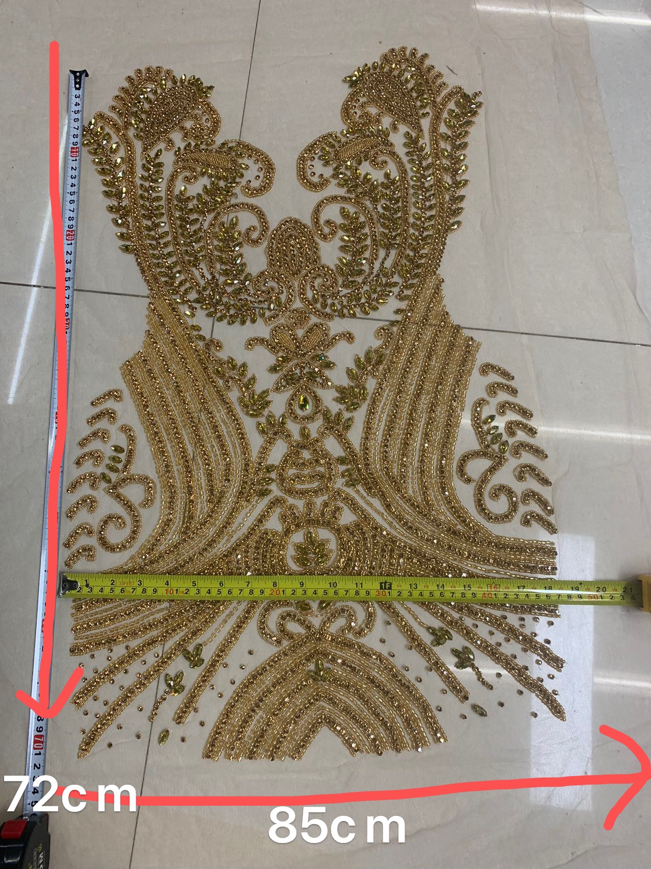 DIY hand-beaded wedding dress with deep V-neck decals and water diamonds pic 13