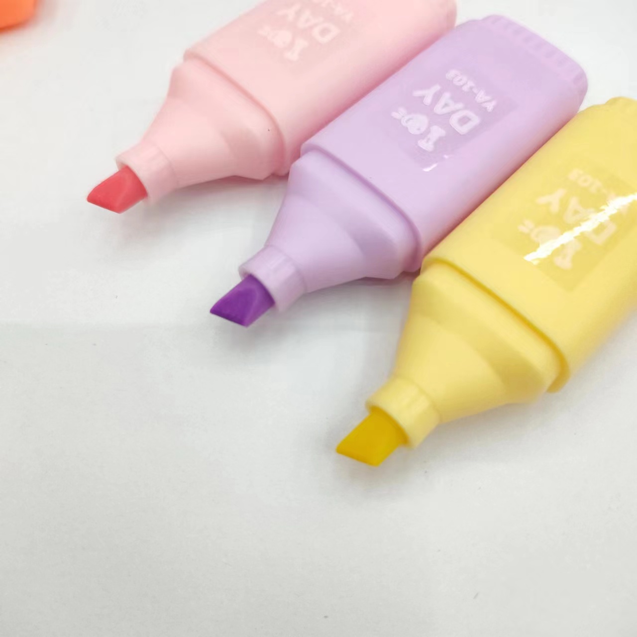 The opp bag color highlighter pen, key marking pen, and notebook pen write smoothly details Picture