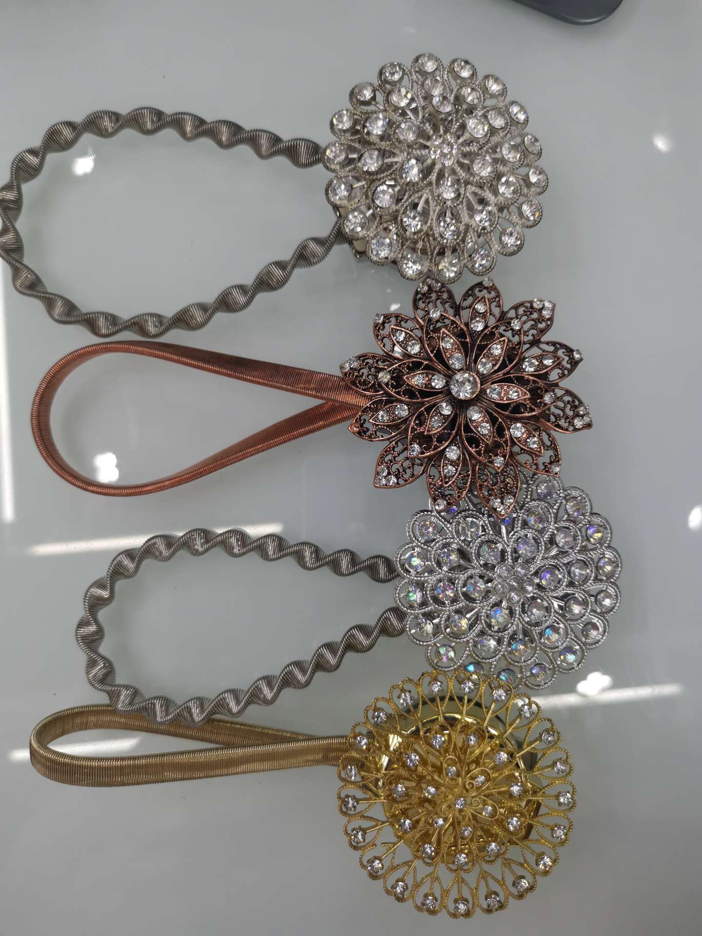 Curtain magnetic buckle