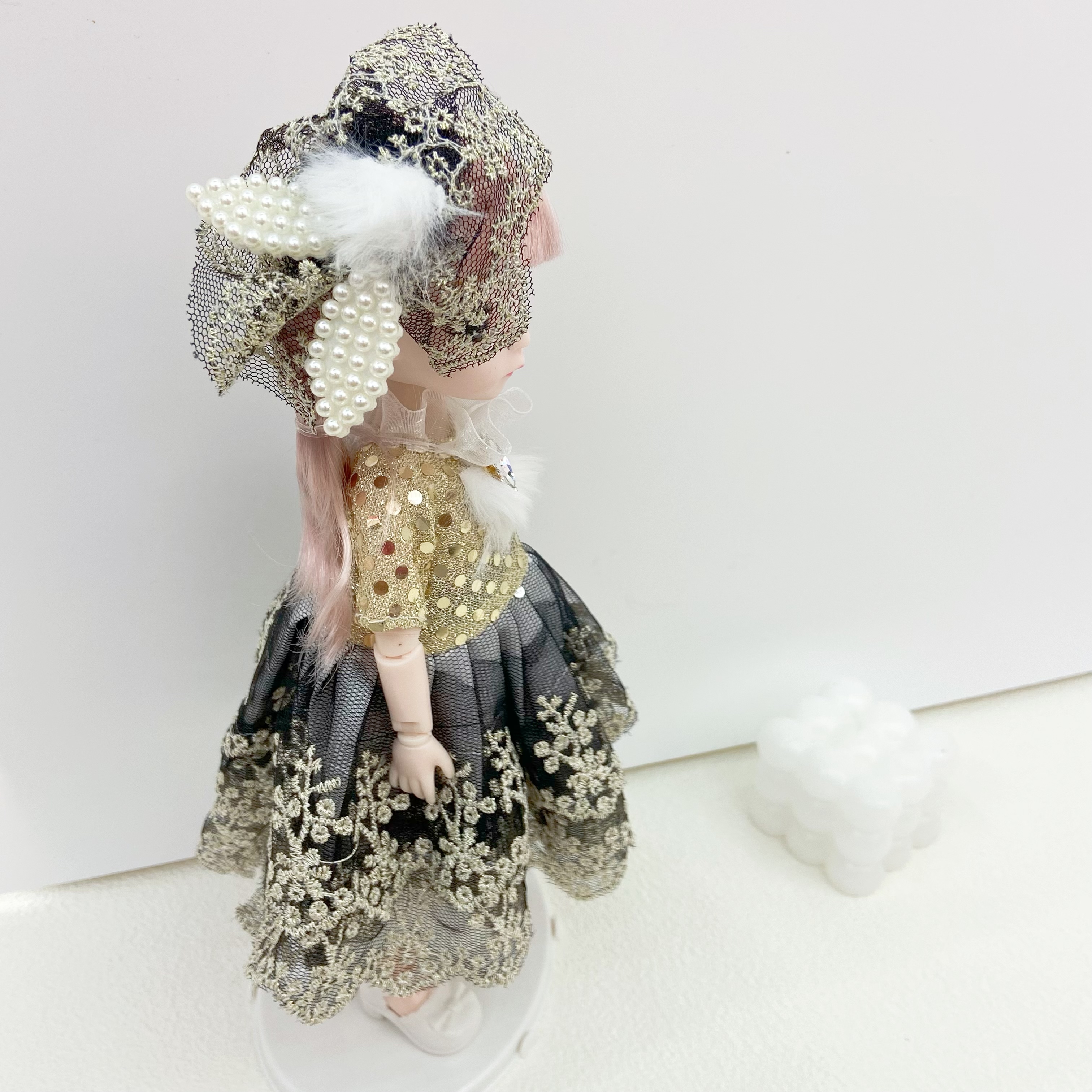 30cm sequined Barbie girl with lights and music, sold by the manufacturer Item Picture