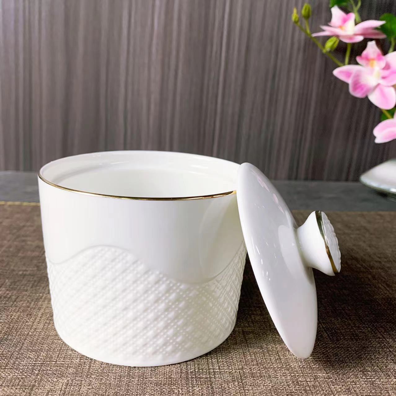 4-inch diamond-patterned gold-rimmed ceramic stew pot with lid, white porcelain tableware, light luxury style, suitable for hotel, restaurant, club and home use Application Scenario
