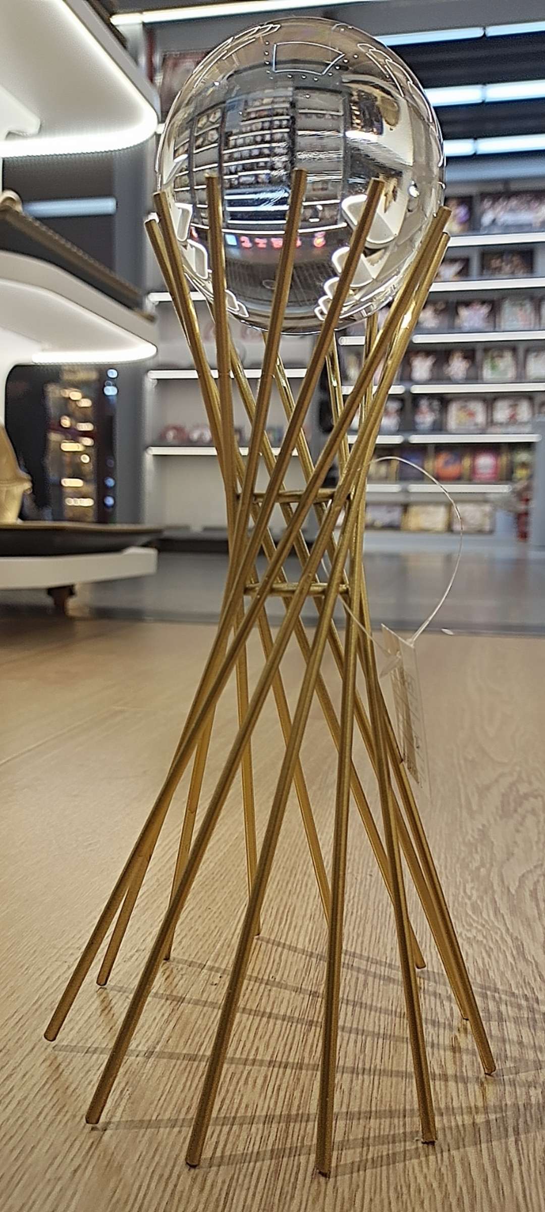 铁制水晶球摆件图