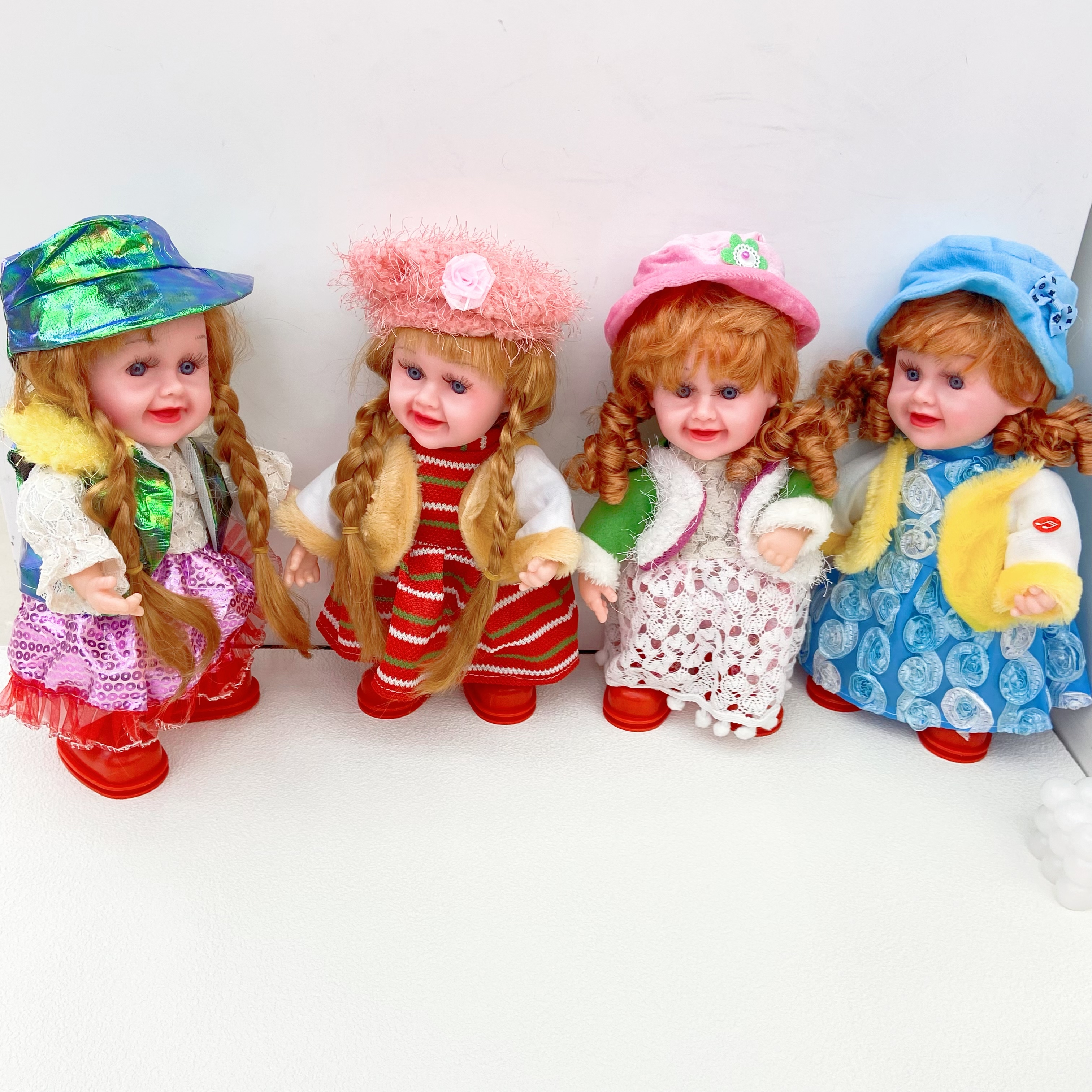 A funny 35CM girl, Niu Niu, sings, learns to speak, has a recording and can dance