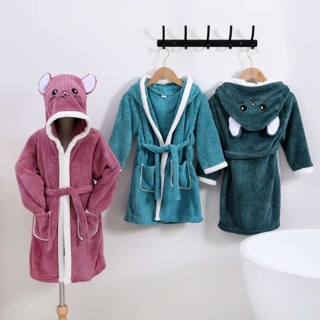 宜佳针棉厂家直销珊瑚绒儿童浴袍 混色批发