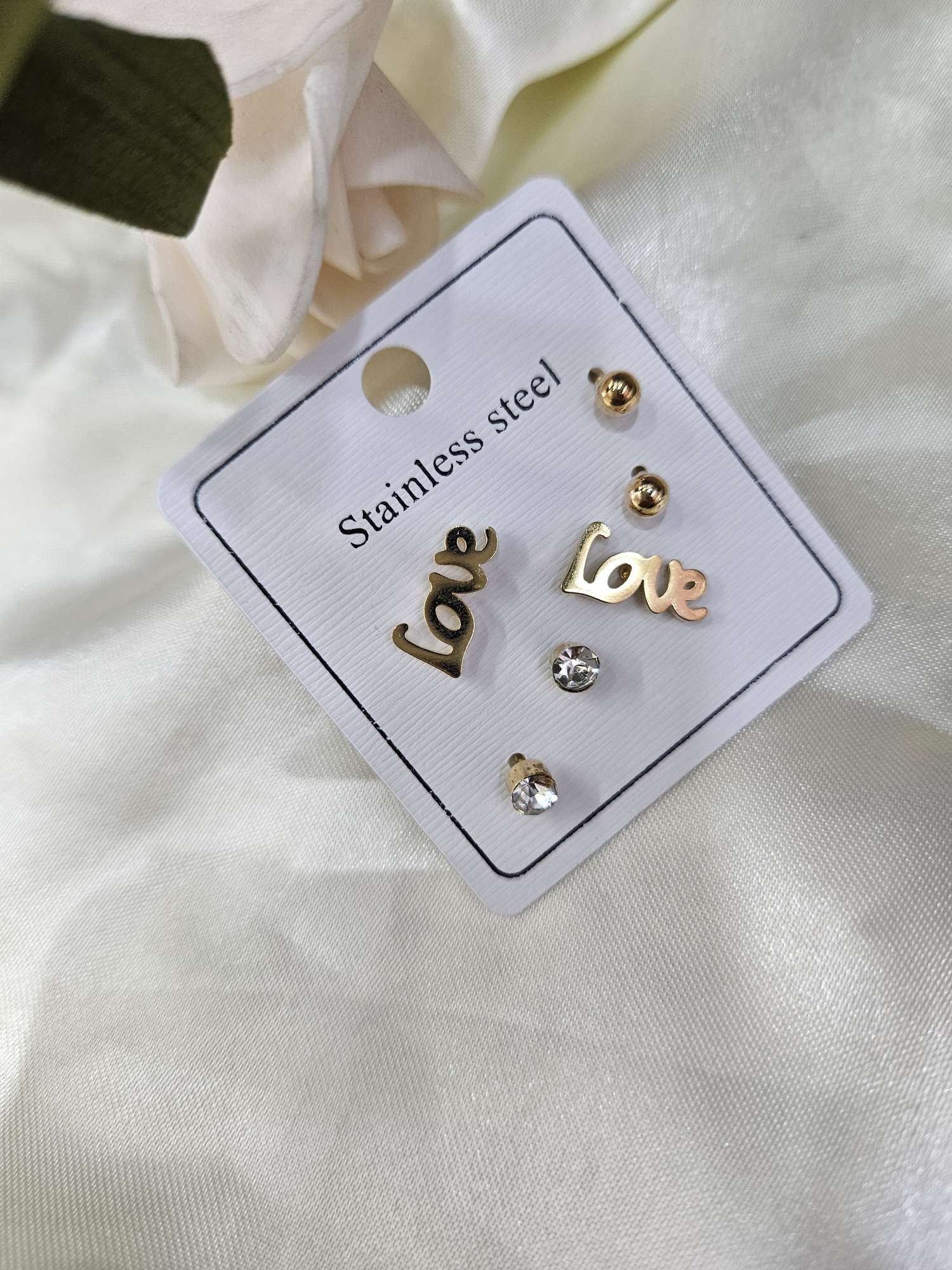 Valentine's Day Thanksgiving Fashion Romantic Three Pairs Of Small Earrings, Stainless Steel Love Earrings, Two Yuan Shop Hot Sales, Send Friends Dating Small Gifts Specification drawing