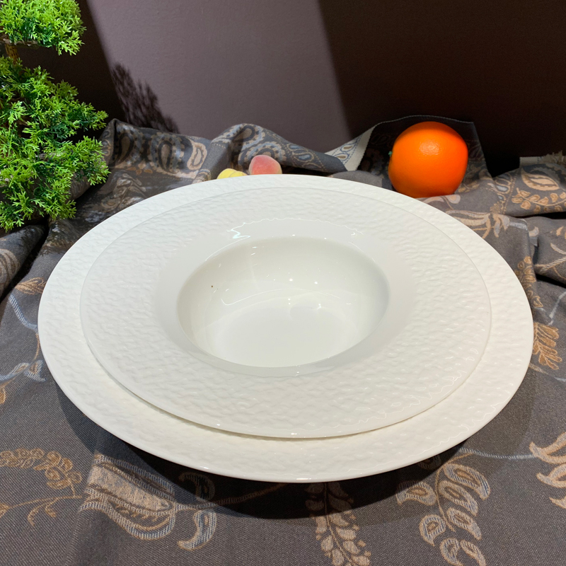 Hotel supplies: Ceramic tableware, wide-edge round bowls, 8-inch and 10-inch ceramic stir-frying plates, Western soup plates, salad plates, Nordic straw hat plates, pasta plates and bowls Application Scenario