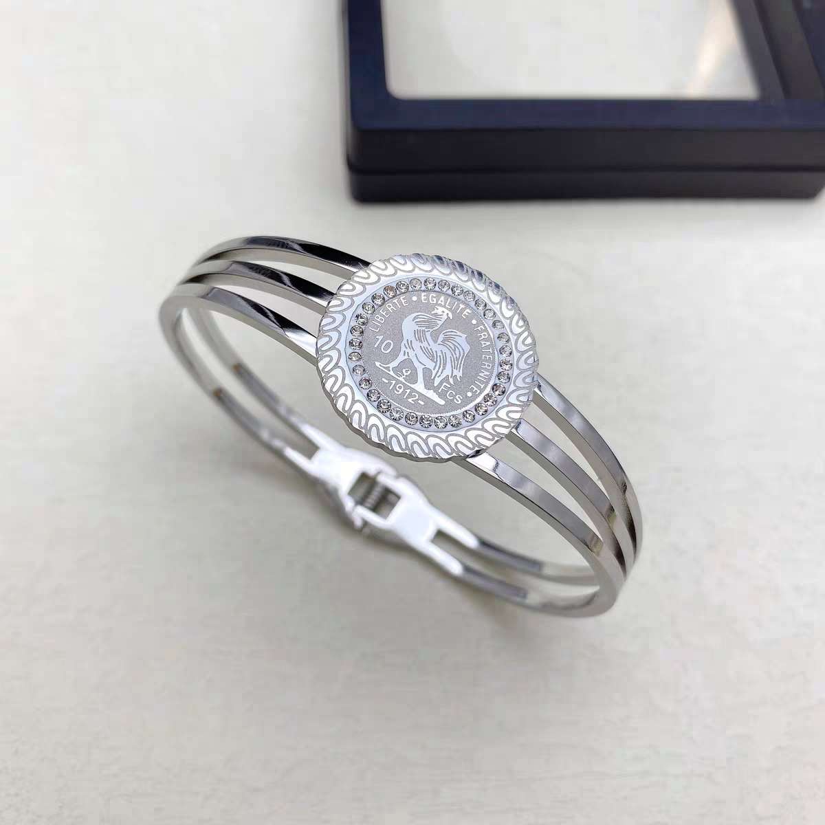 Cross-border supply of popular stainless steel bracelets from Europe and America, fashionable and simple, Douyin bestsellers, non-fading trendy accessories Application Scenario