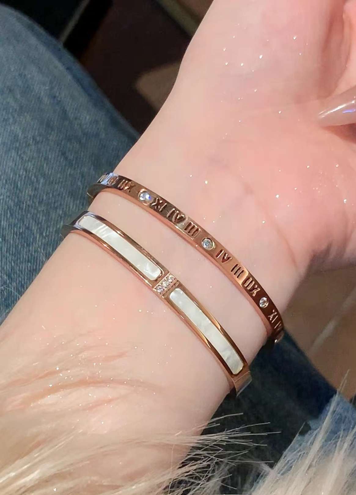 Rose gold titanium steel bracelet for women, high-end and elegant, light luxury and niche zircon bracelet, plain ring bracelet, hand accessory Application Scenario