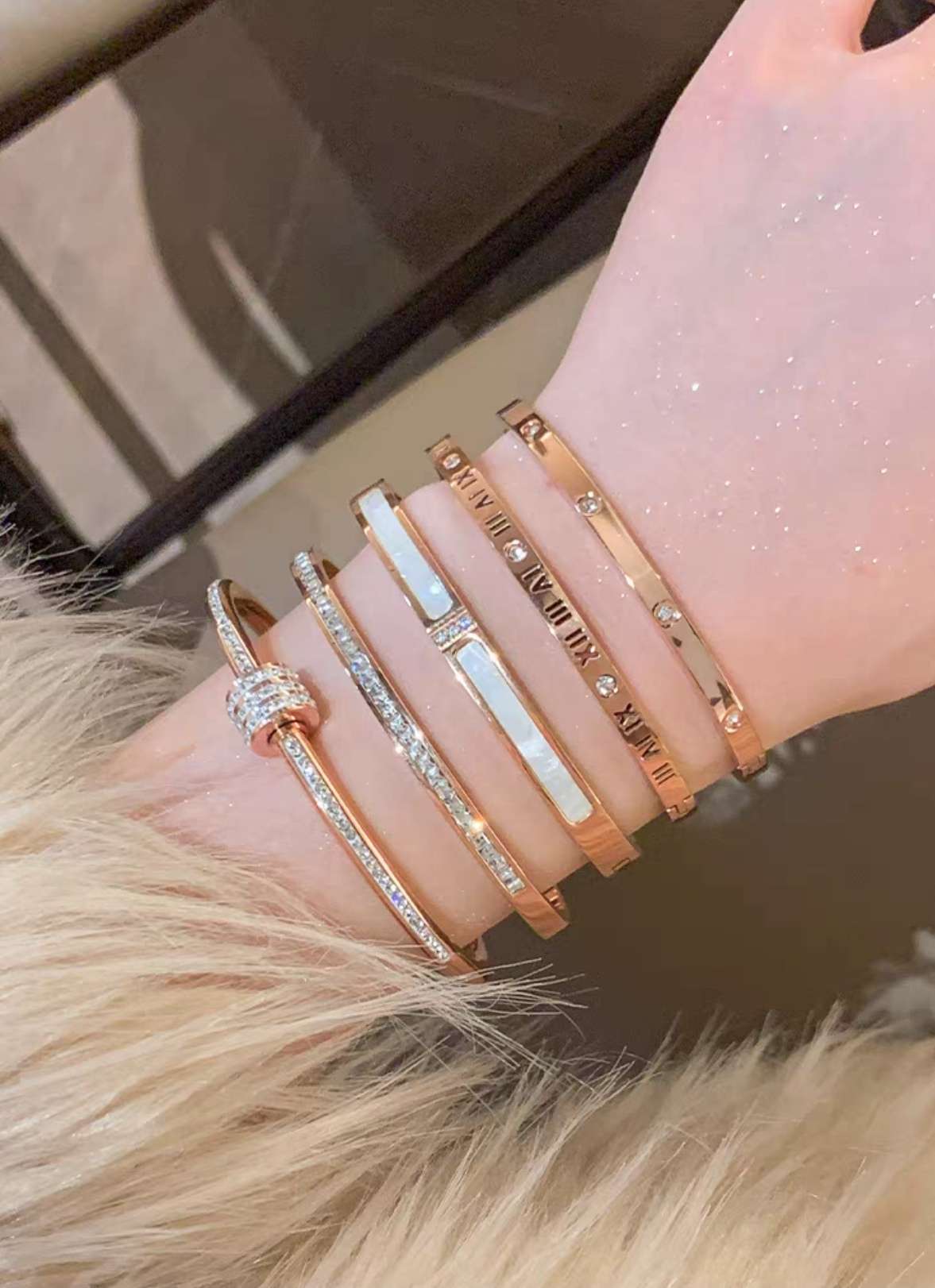 Rose gold titanium steel bracelet for women, high-end and elegant, light luxury and niche zircon bracelet, plain ring bracelet, hand accessory Specification image
