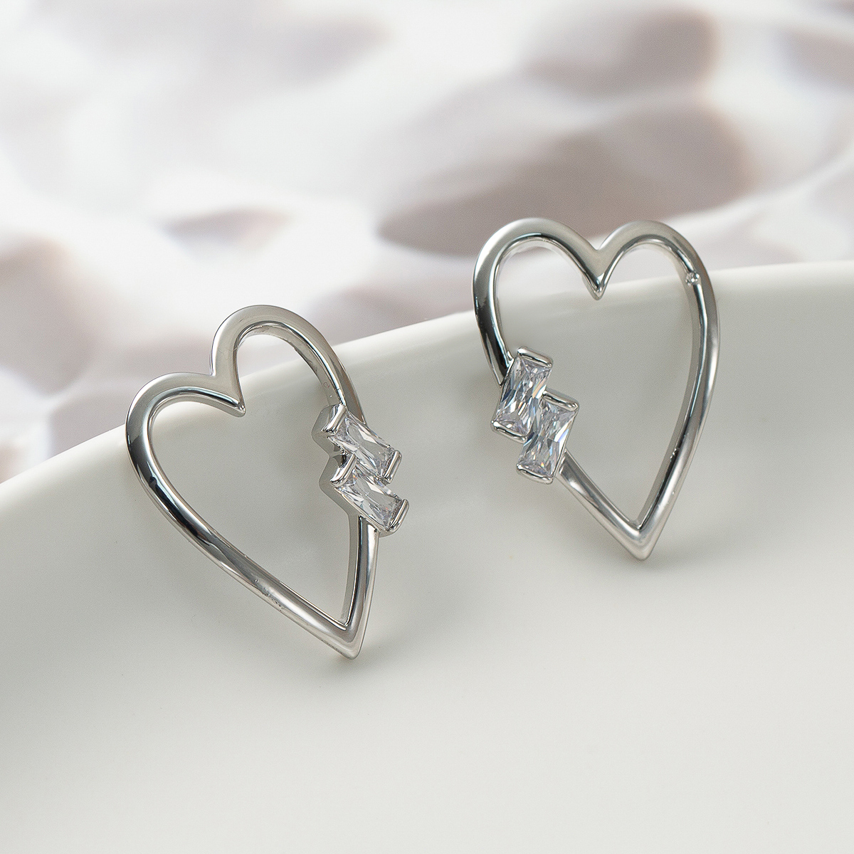 A pair of exquisite fashion 925 silver needle Zircon luxury love earrings for women gorgeous jewelry gift