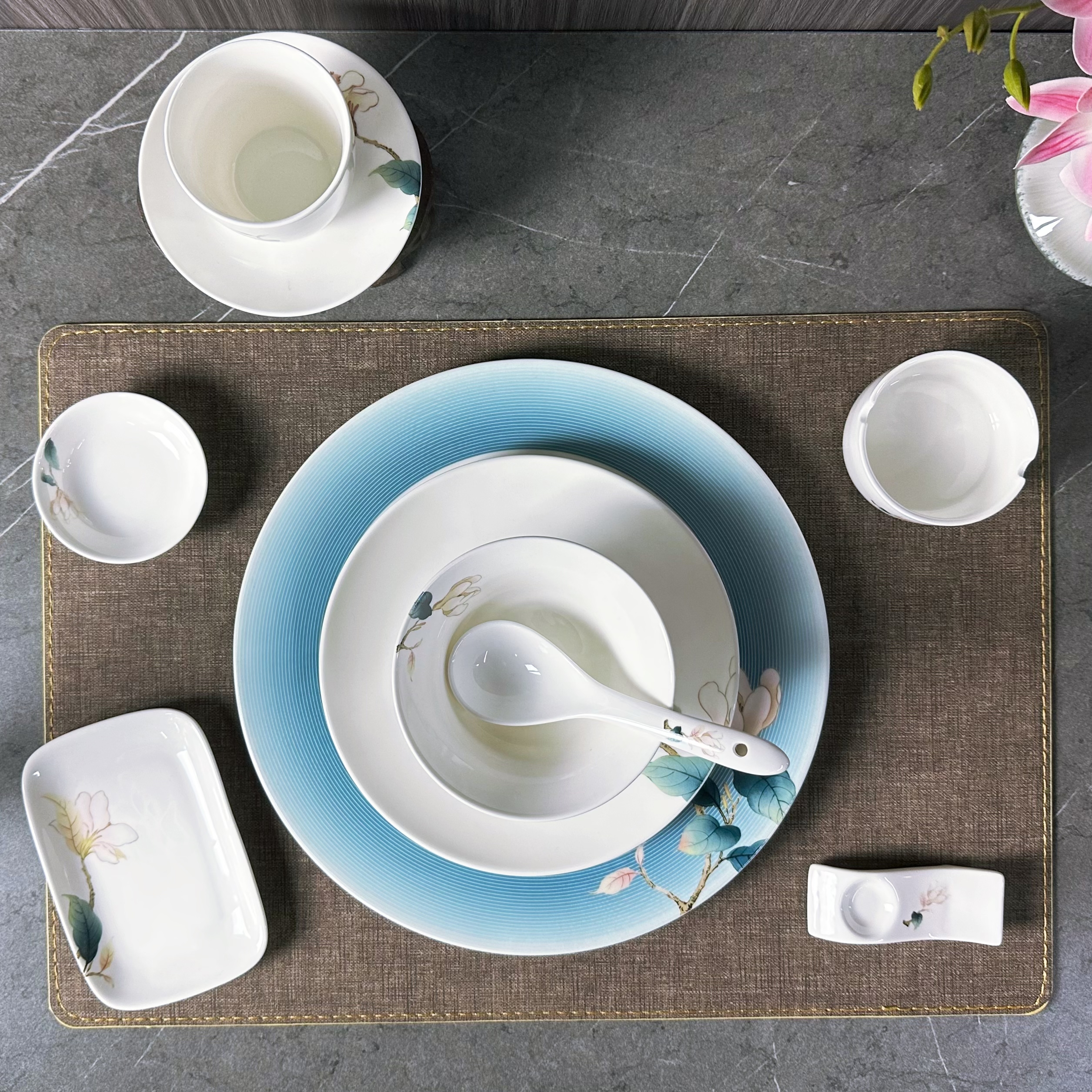 Wangchun series Ceramic tableware Set, featuring traditional Chinese meticulous brushwork and exquisite orchid elements, is suitable for home use in hotels, restaurants and banquets