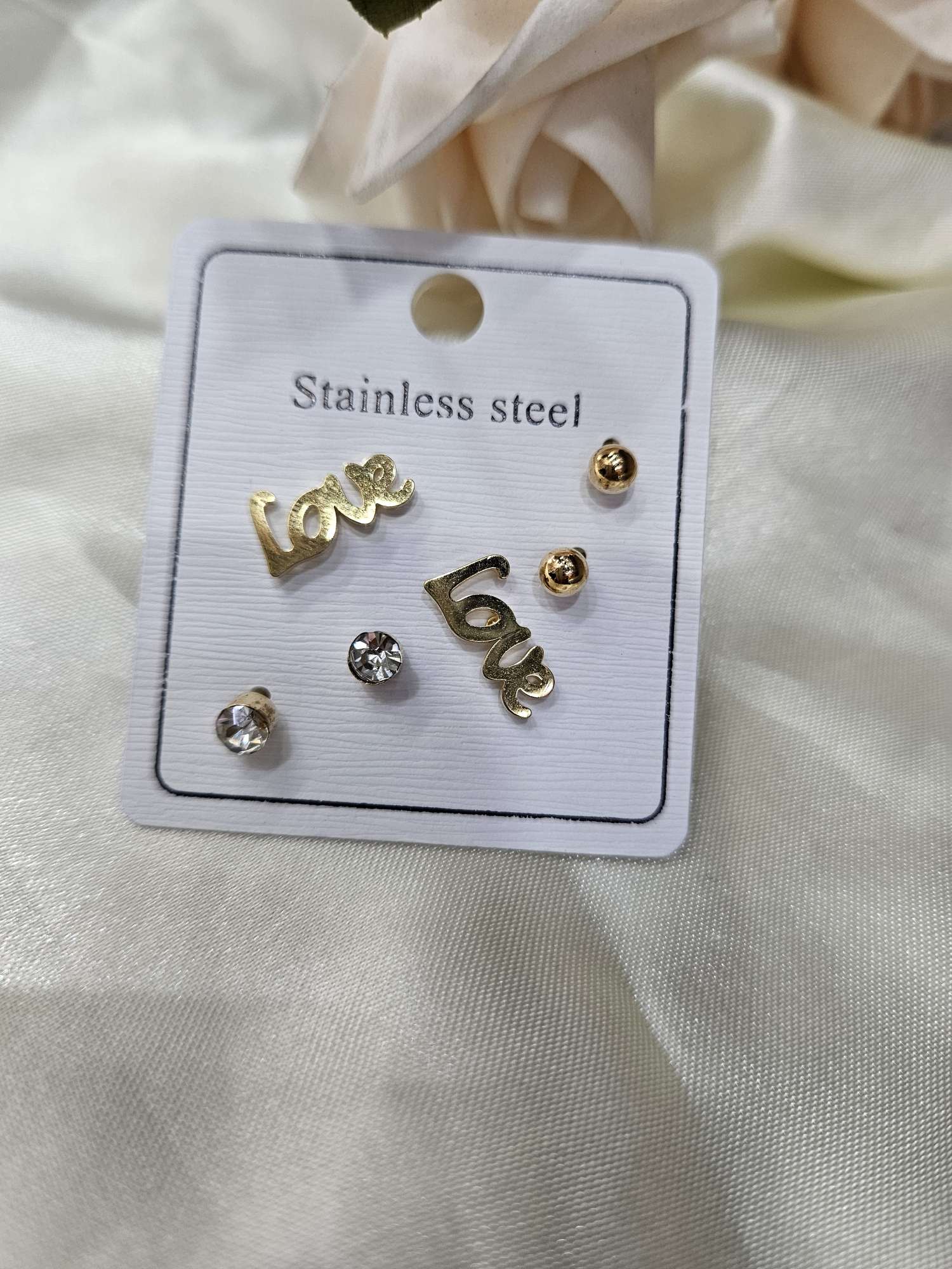 Valentine's Day Thanksgiving Fashion Romantic Three Pairs Of Small Earrings, Stainless Steel Love Earrings, Two Yuan Shop Hot Sales, Send Friends Dating Small Gifts Application Scenario