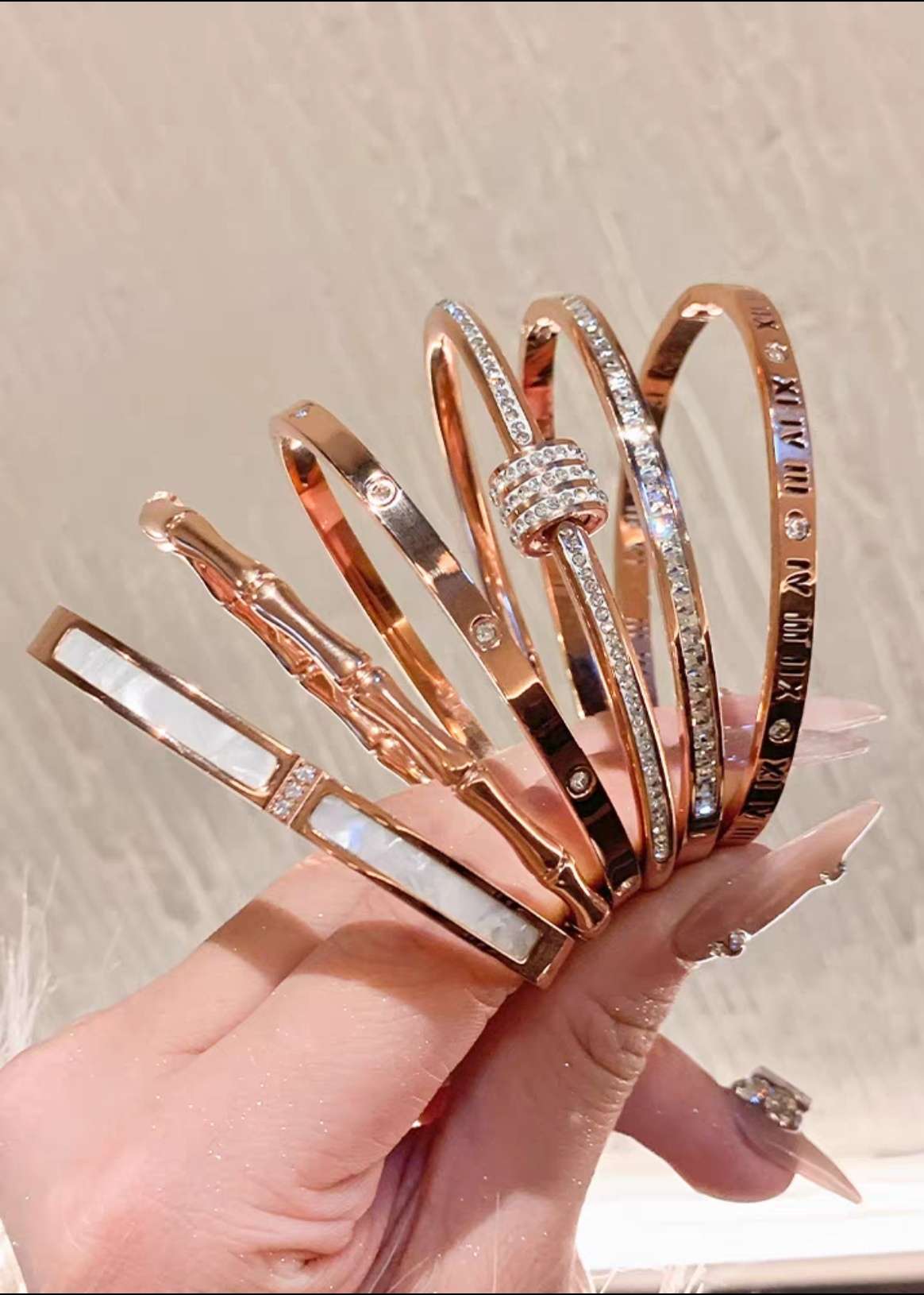 Rose gold titanium steel bracelet for women, high-end and elegant, light luxury and niche zircon bracelet, plain ring bracelet, hand accessory