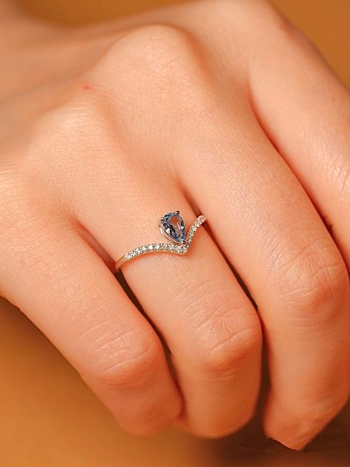 The new V-shaped crown design for women is a light luxury and niche ring details Picture