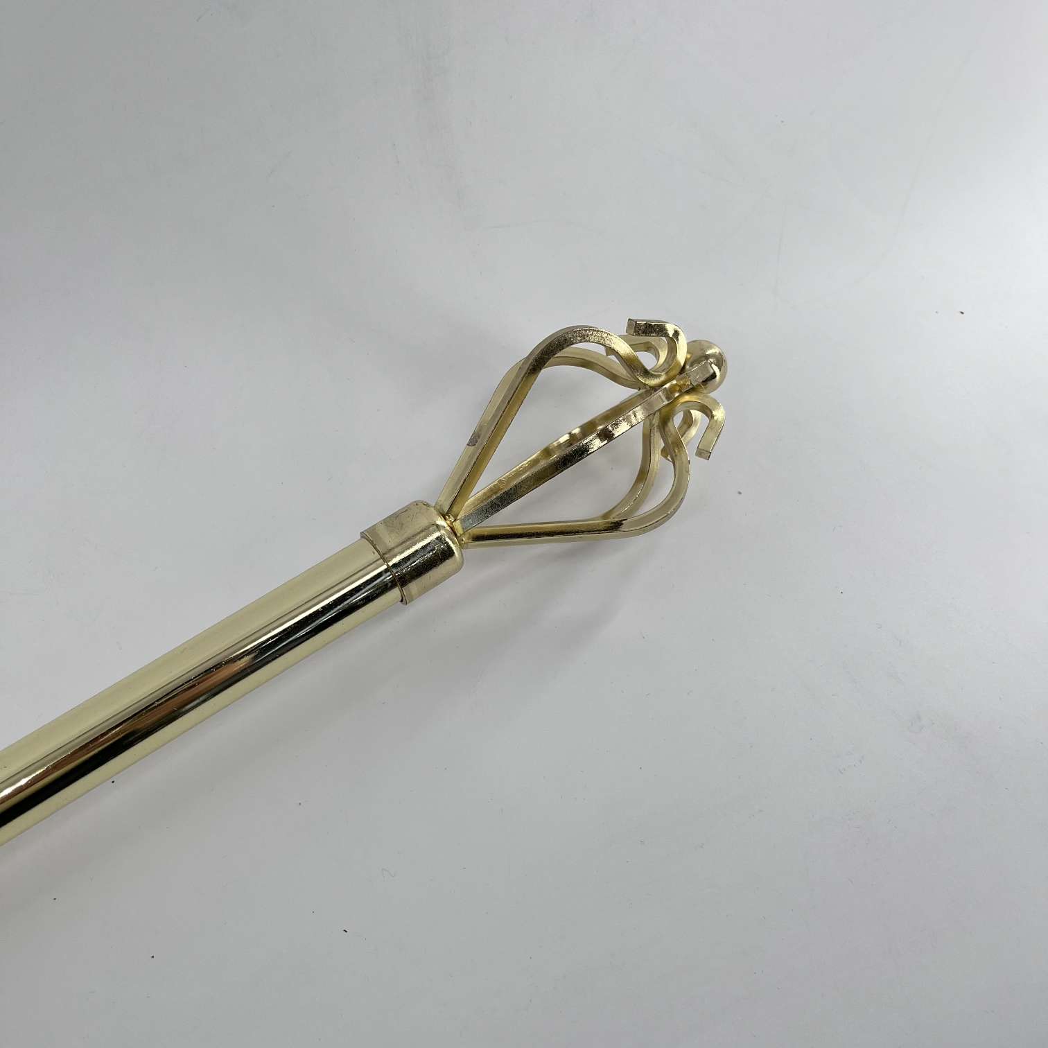 Middle Eastern version of curtain rod details Picture
