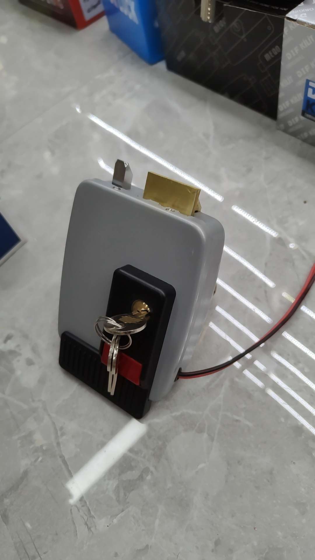 Cerradura de puerta controlada eléctricamente
