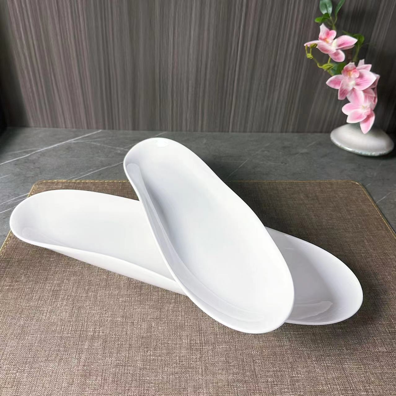 Classic white porcelain long strip plate, tongue-shaped plate, 13-inch and 15-inch creative design plate, suitable for hotel and restaurant use Specification image