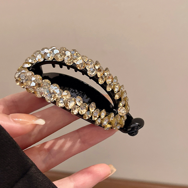 Exquisite diamond-encrusted hair clips on the back of a woman's head, elegant hairpin headwear, versatile updo ponytail buckle, a popular 2023 new style