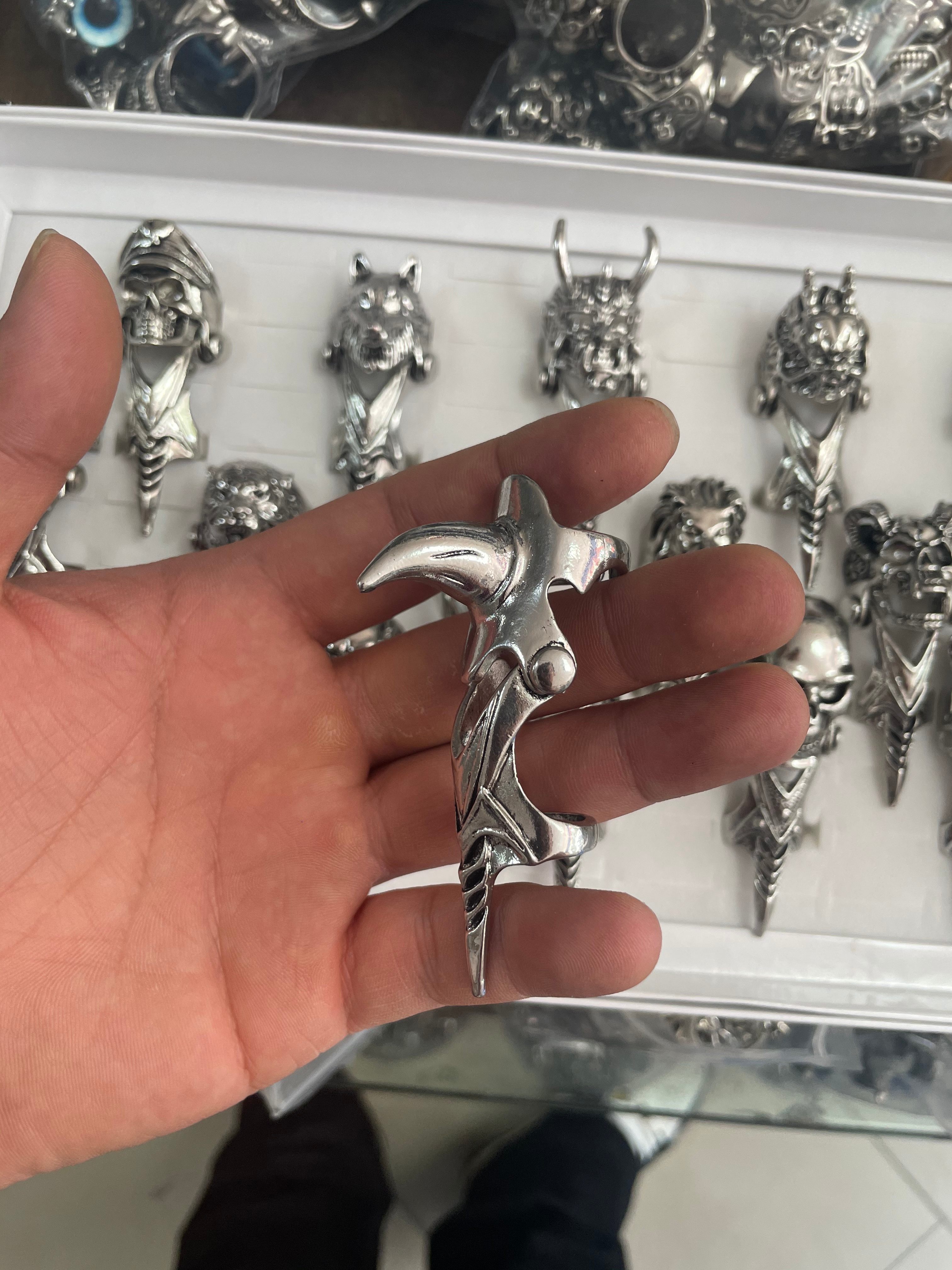The new alloy is popular with a large ring plated with white k details Picture