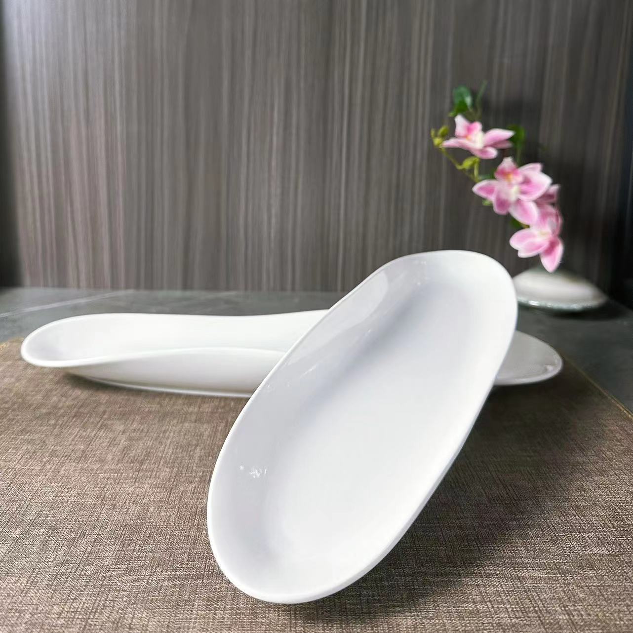 Classic white porcelain long strip plate, tongue-shaped plate, 13-inch and 15-inch creative design plate, suitable for hotel and restaurant use Item Picture