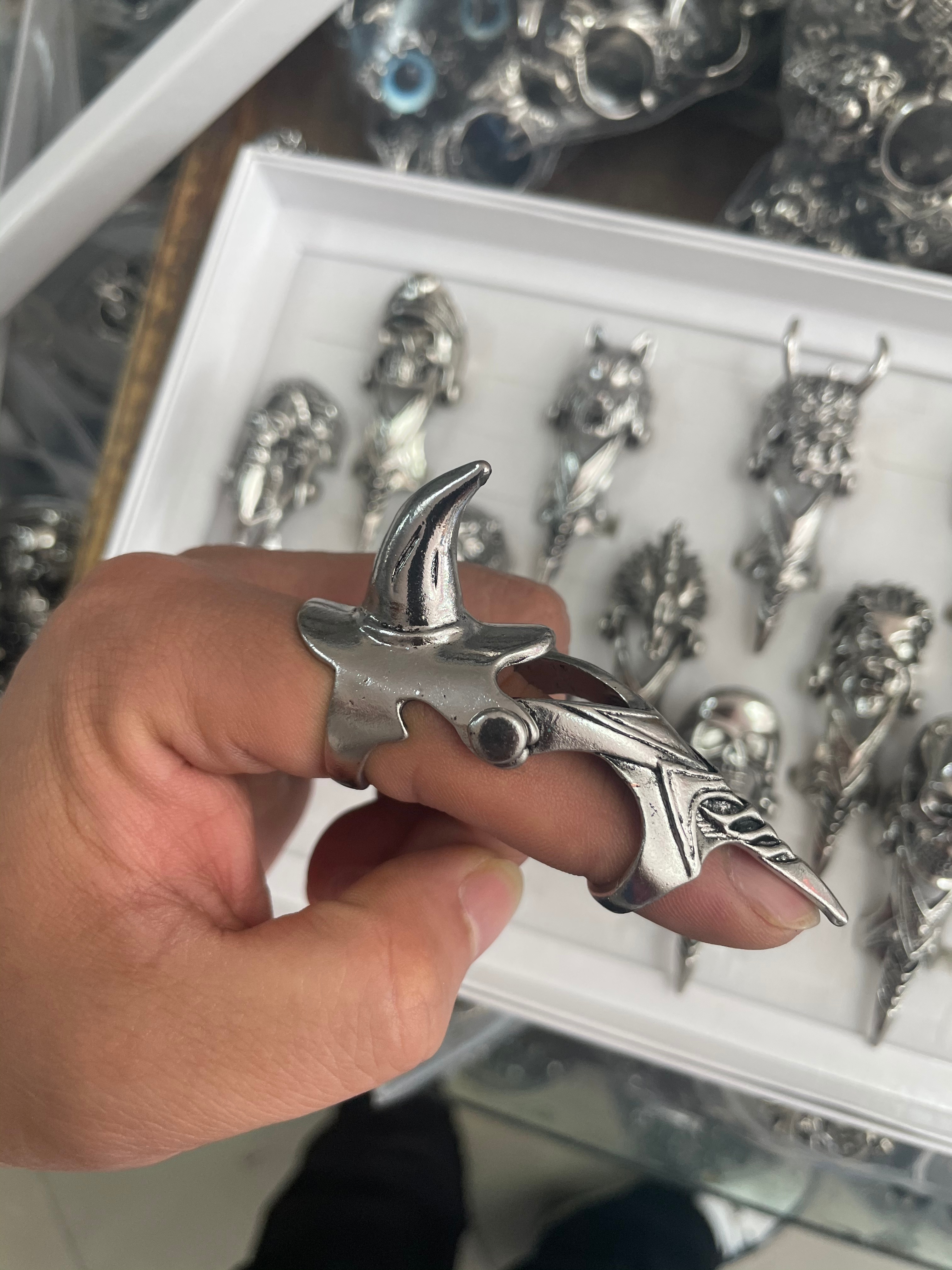 The new alloy is popular with a large ring plated with white k Specification image