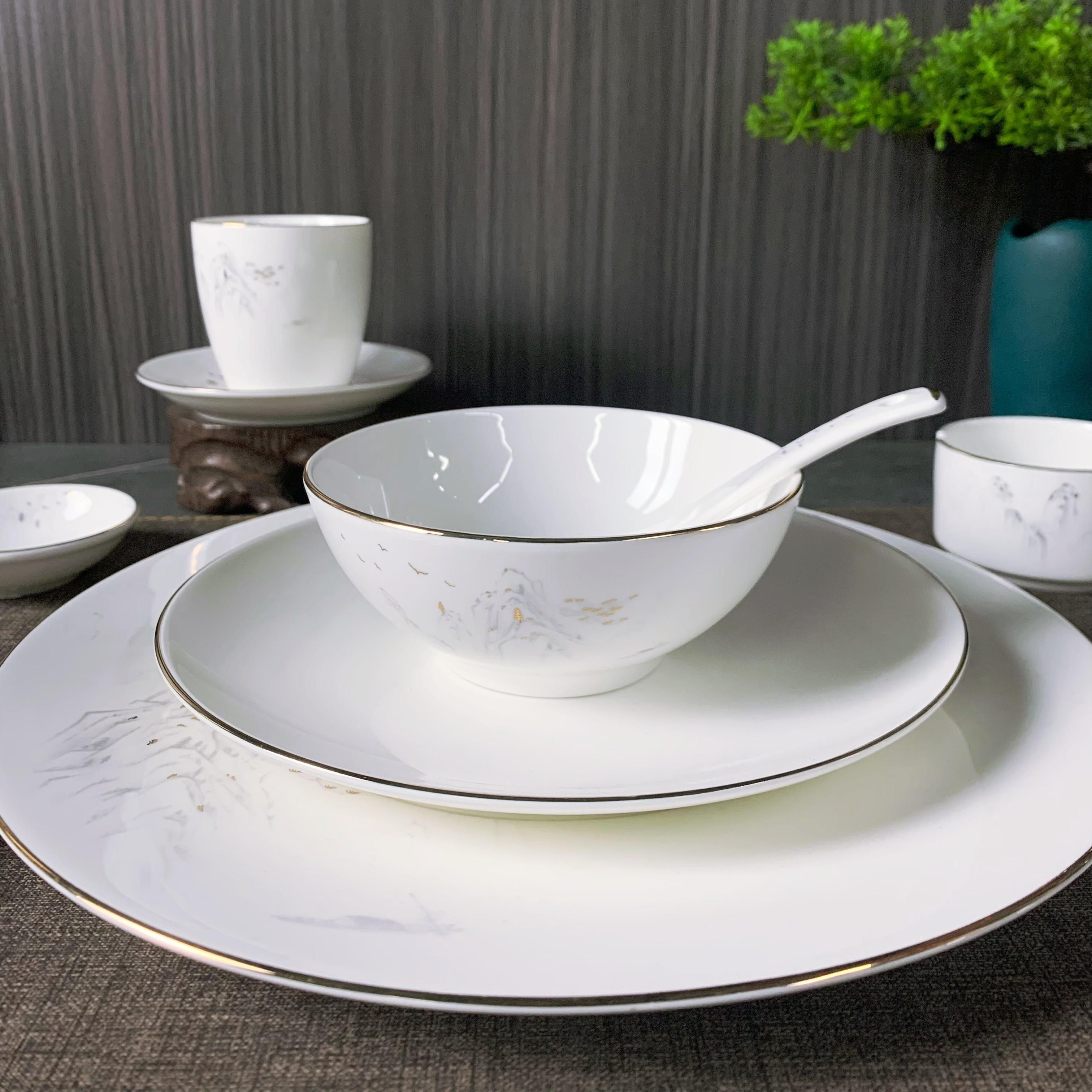 Yanfei Nanshan Series Ceramic Tableware Set, gold-edge ink-wash style Chinese-style plates, bowls, plates and cups, suitable for hotel and restaurant use details Picture