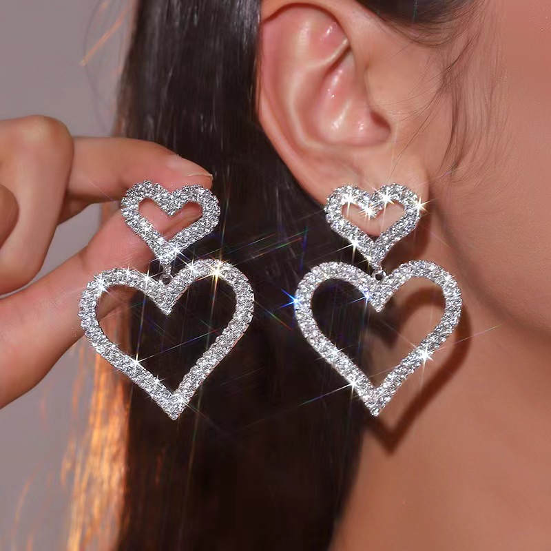The new European and American popular double heart-shaped earrings with a simple and fashionable design are a bestseller! Super value accessories: Ear studs you'll regret not buying! Specification image