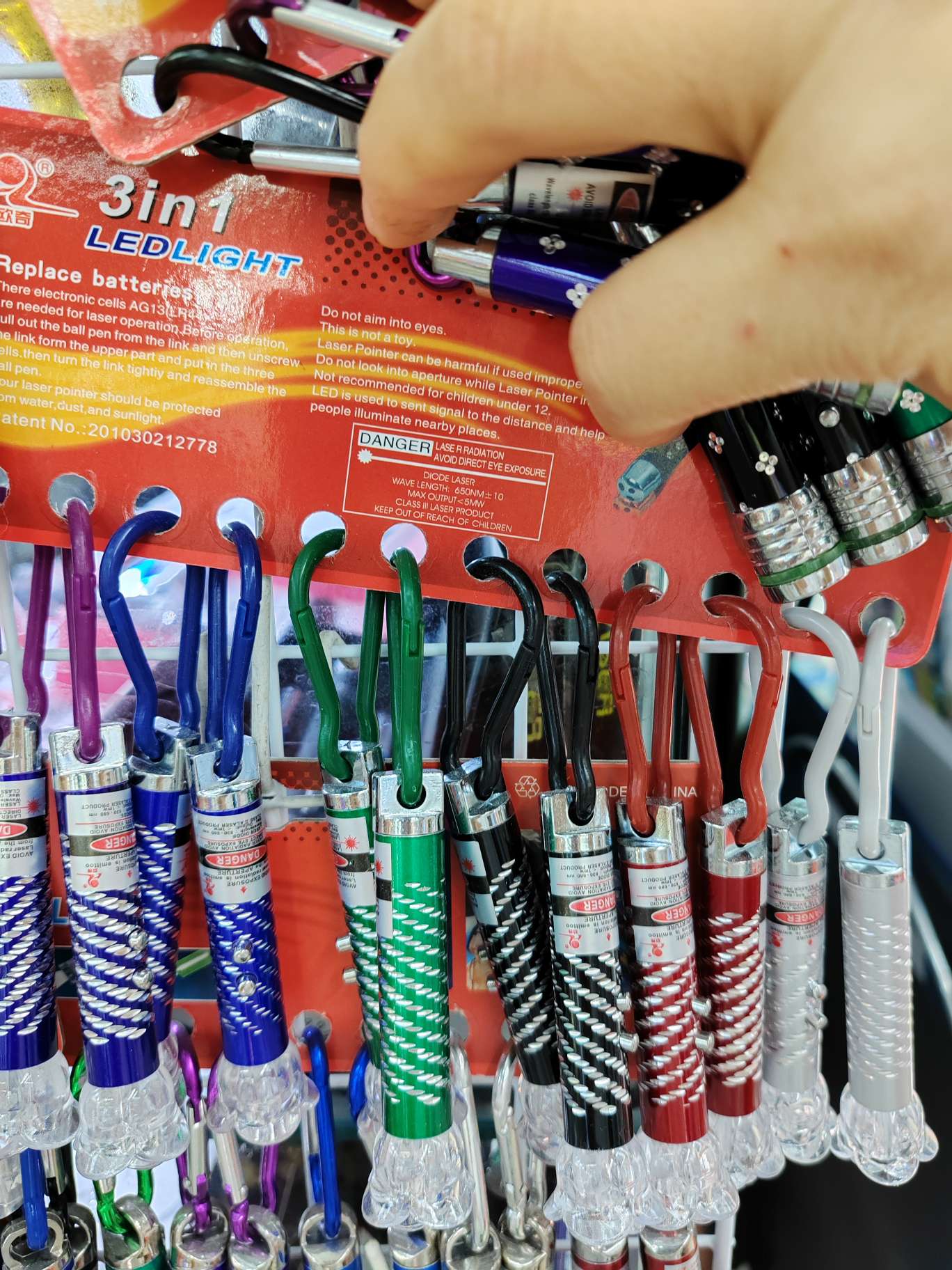 激光灯塑料扣子玫瑰花头刻花管挂卡，1卡12个，100卡一件详情图1