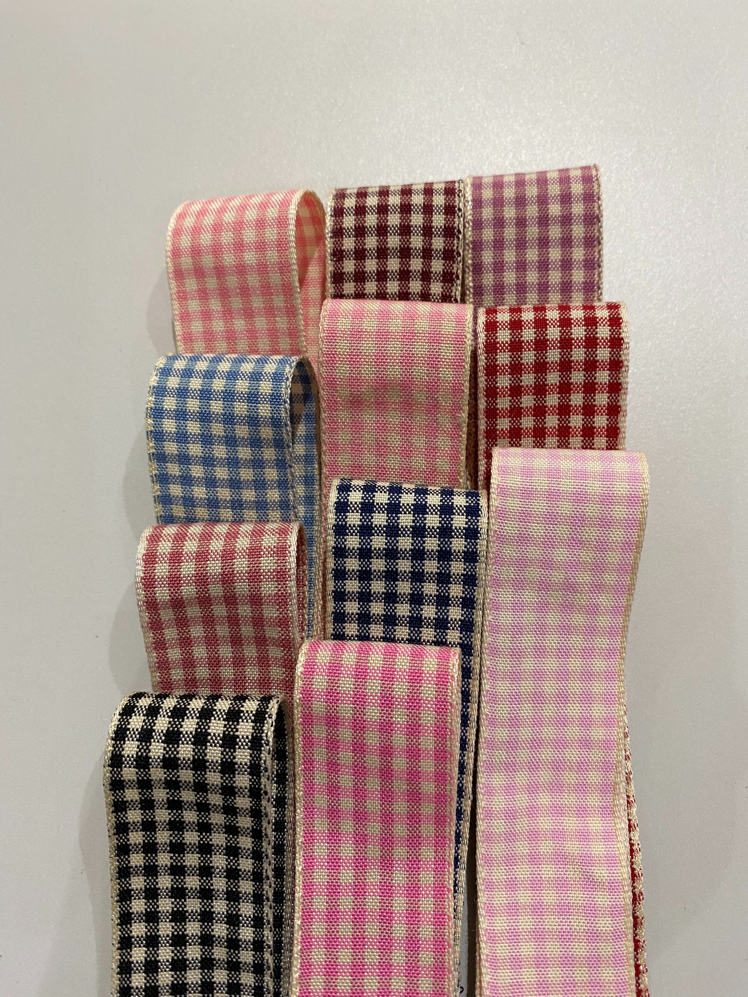 Take a look at the classic white cotton checkered belt, fashionable webbing and creative accessories details Picture