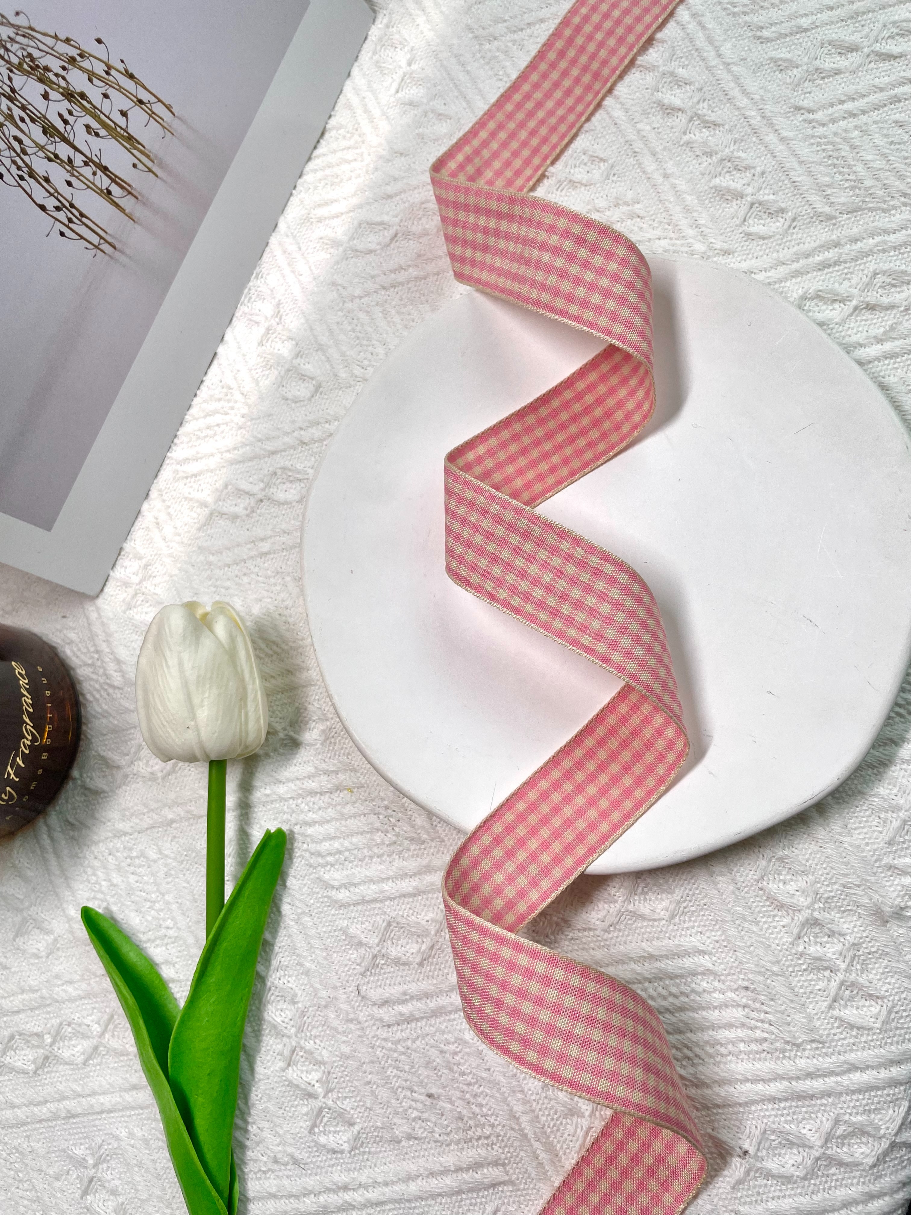 Take a look at the classic white cotton checkered belt, fashionable webbing and creative accessories Application Scenario