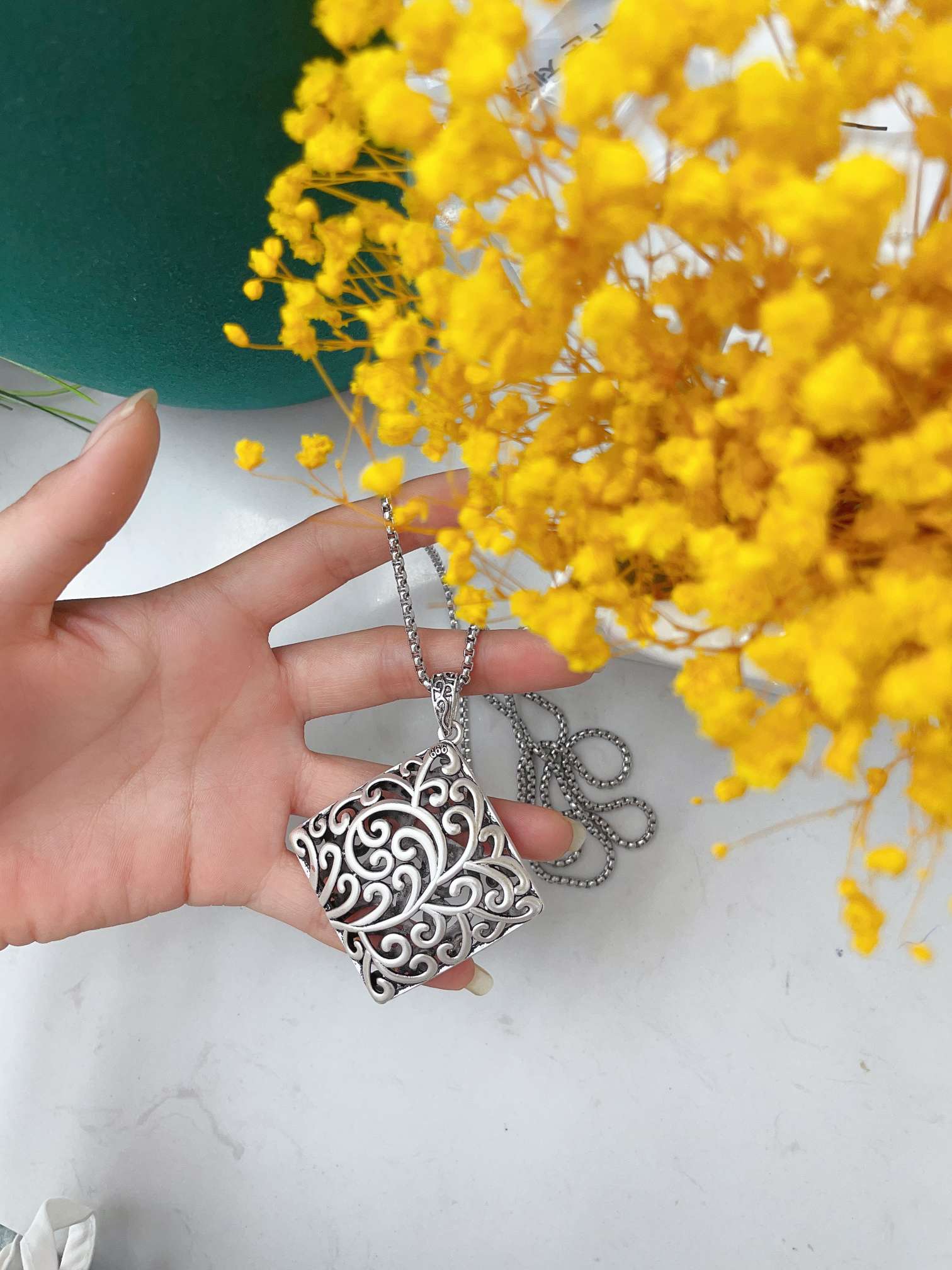 Chinese Style Sifang Laicai Sweater Chain Application Scenario