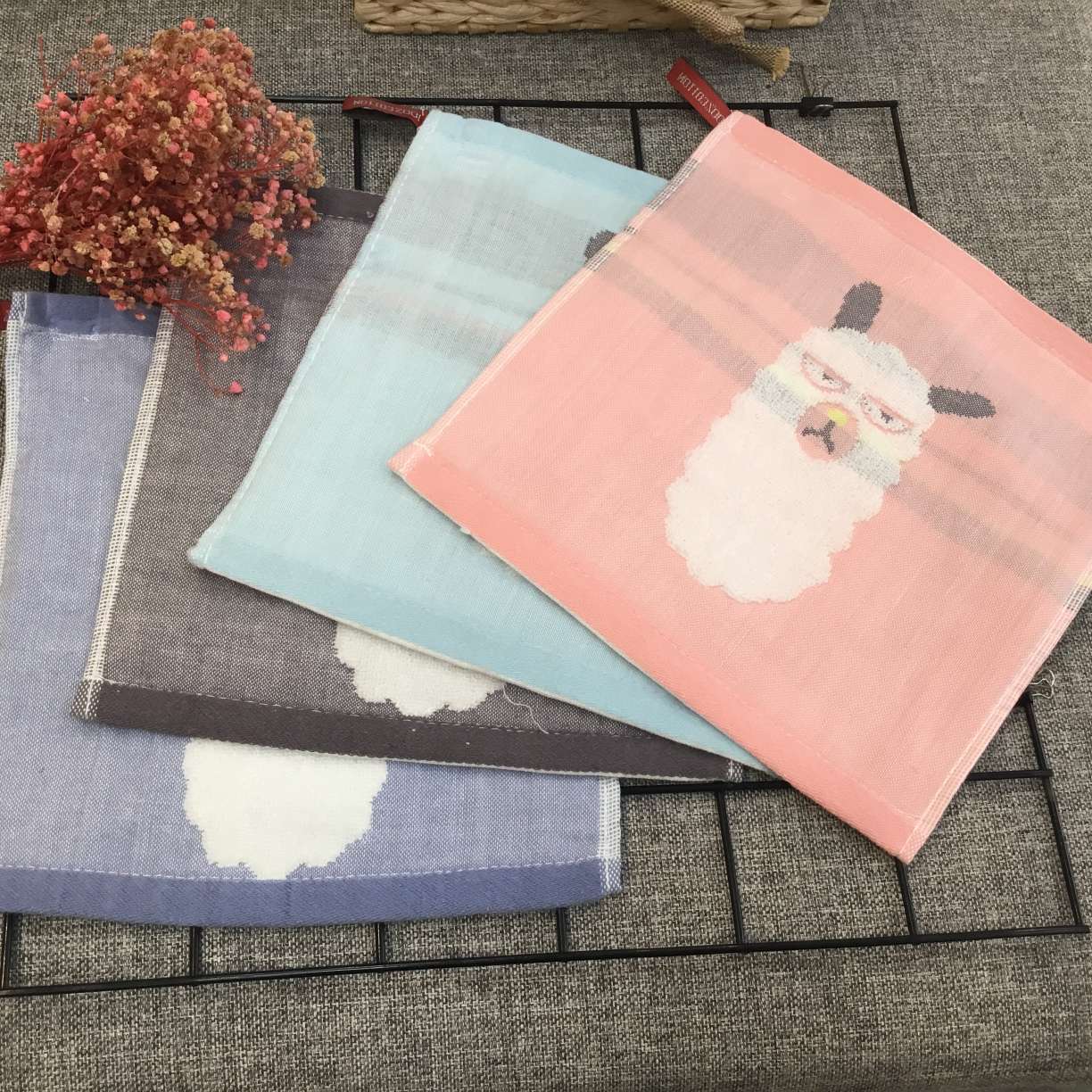 All-cotton square towels, gauze, untwisted children's face towels, cartoon square towels, 25*25cm, small towels for kindergartens Application Scenario