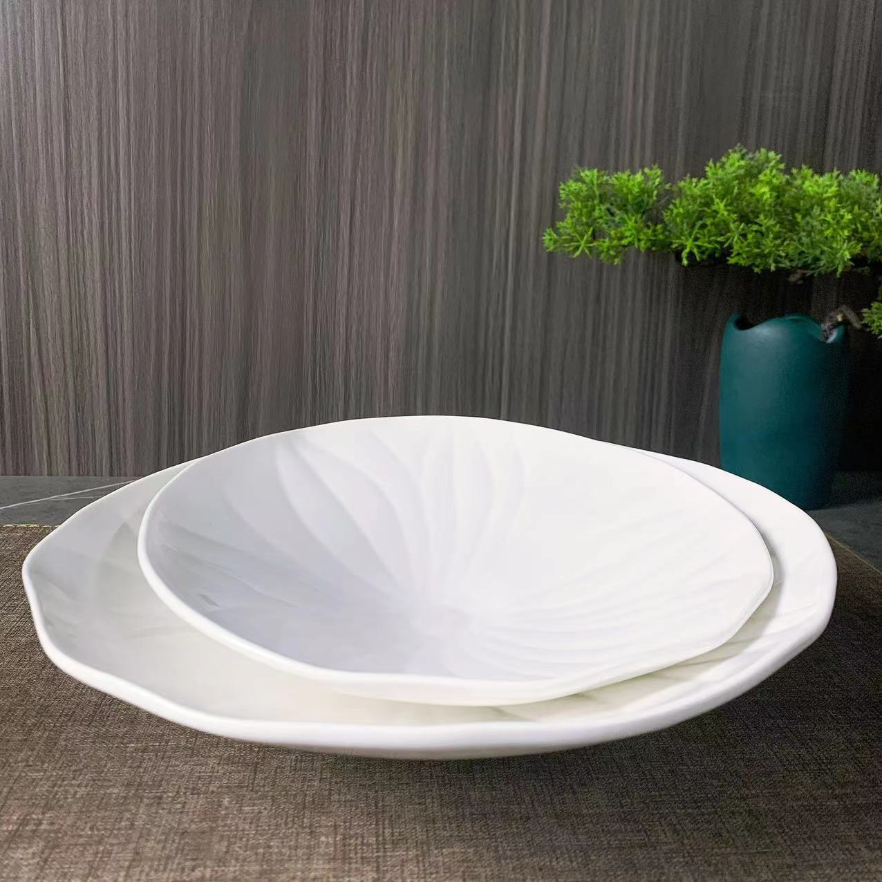 Classic white porcelain Jiangnan bowl-shaped bowl with a lotus leaf design, 8.5 inches and 10 inches, creative and versatile, suitable for hotel, restaurant and home use Application Scenario