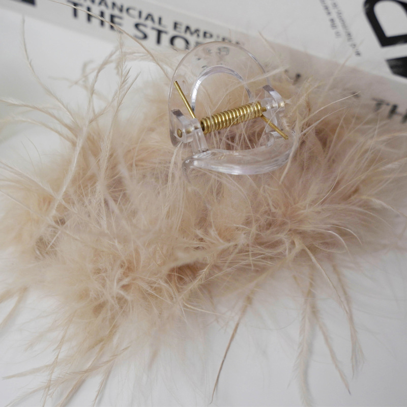 有实拍杏色鲨鱼夹ins风羽毛抓夹鸵鸟毛发夹纯欲高级感毛发抓夹超仙头饰                          